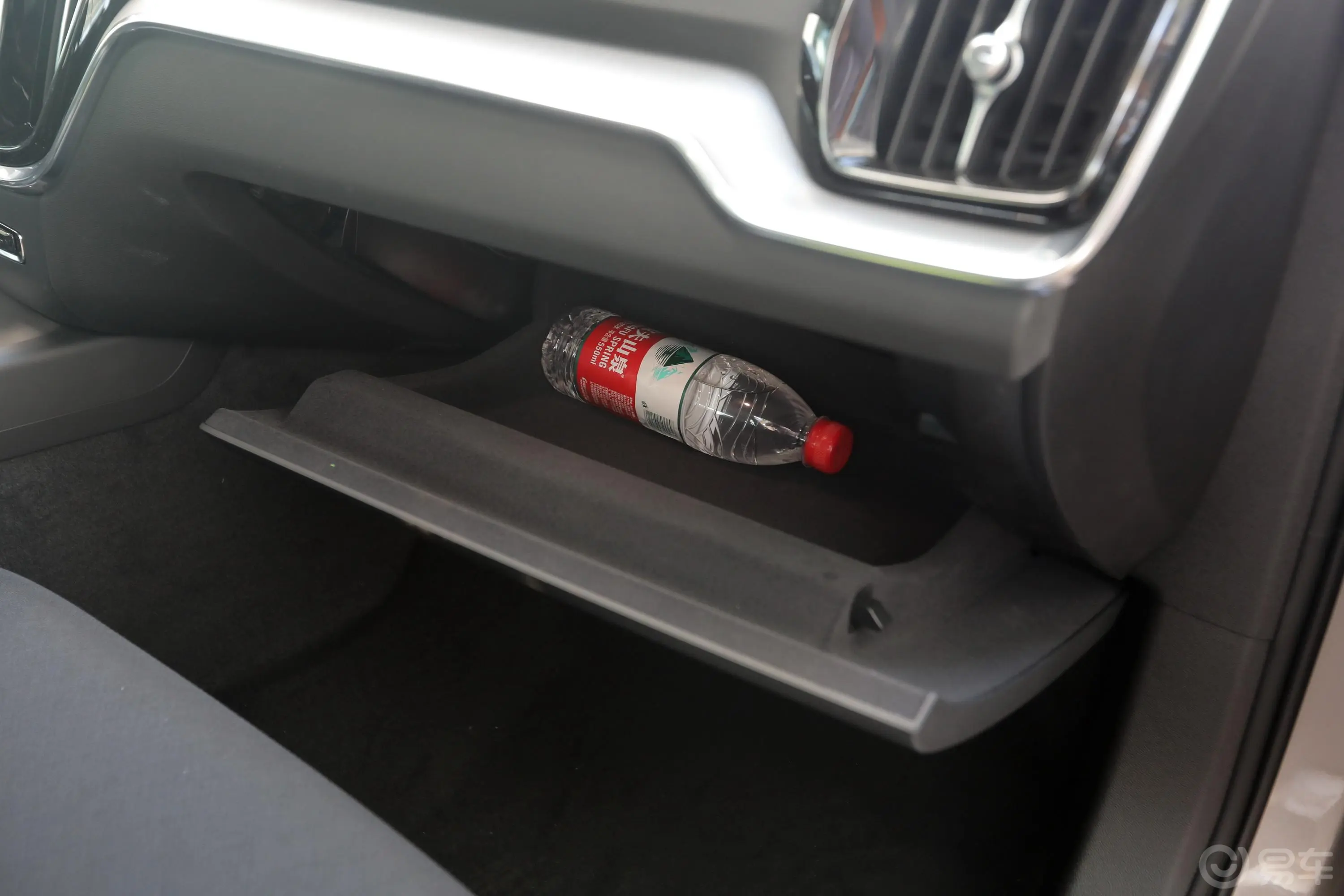 沃尔沃S60T3 智行豪华版手套箱空间水瓶横置