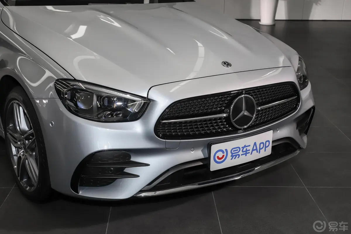 奔驰E级E 350 L 4MATIC 运动型前格栅侧俯拍