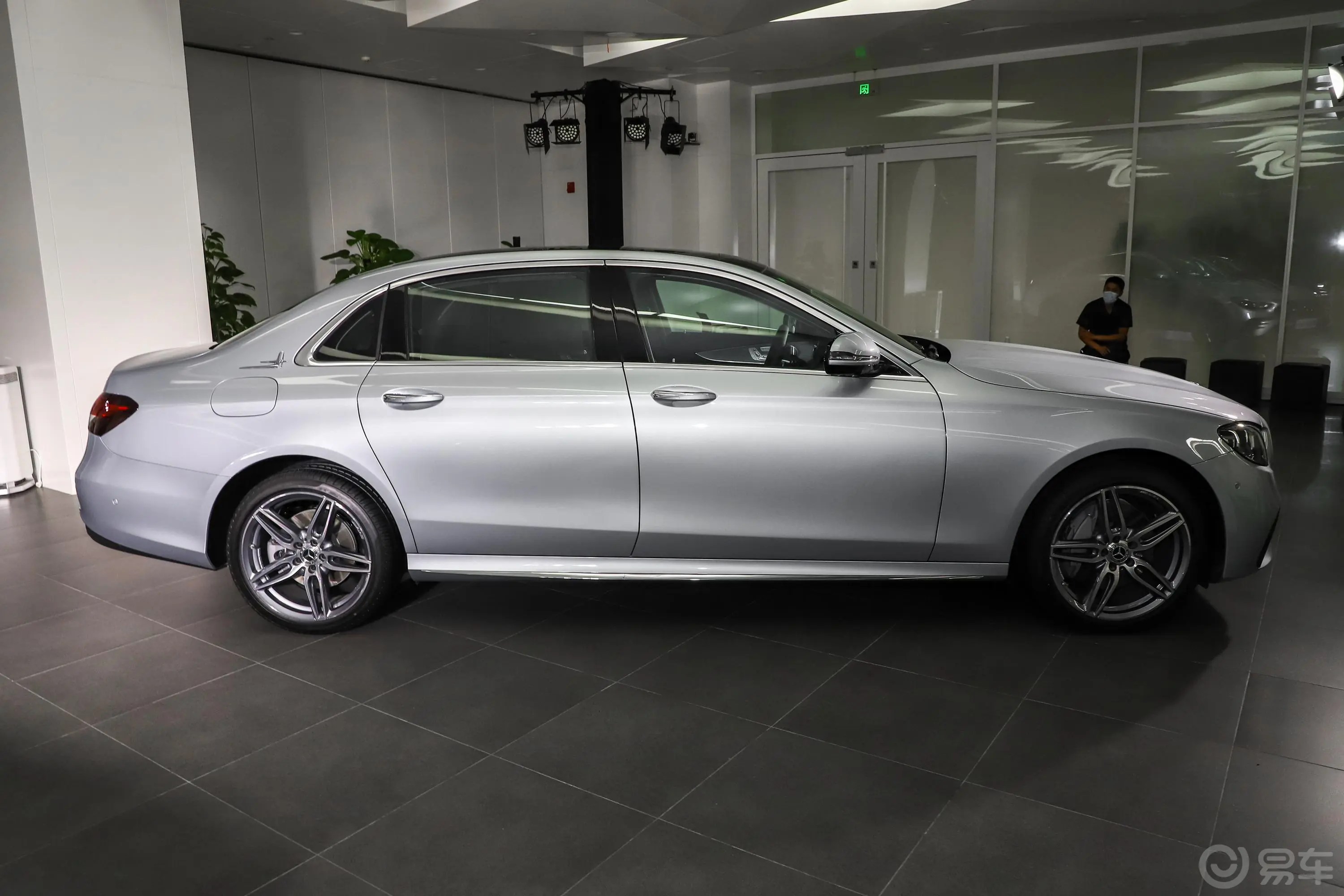 奔驰E级E 350 L 4MATIC 运动型正侧车头向右水平