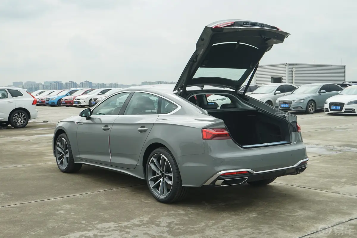 奥迪A5Sportback 45TFSI quattro 臻选动感型后备厢开启45度侧拍