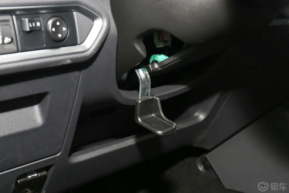 瑞迈2.4T 手动 四驱 加长舒适版 汽油方向盘调节