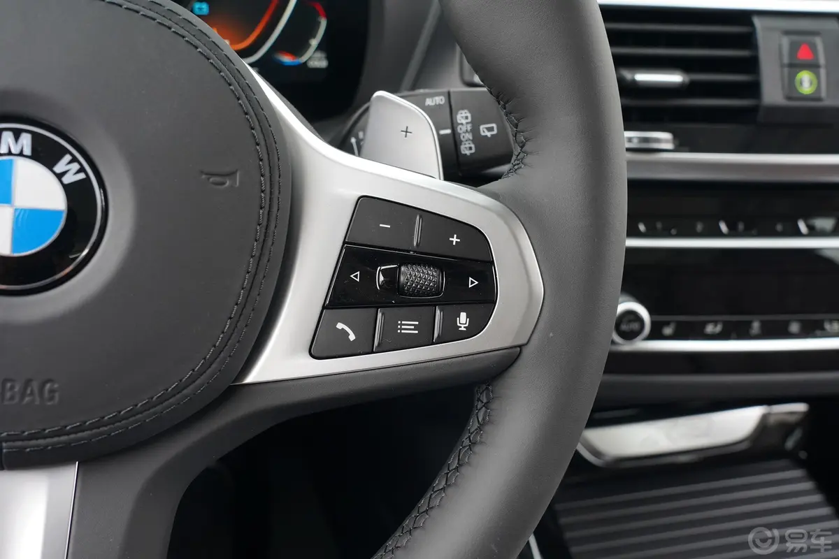 宝马X3xDrive 28i M运动套装右侧方向盘功能按键