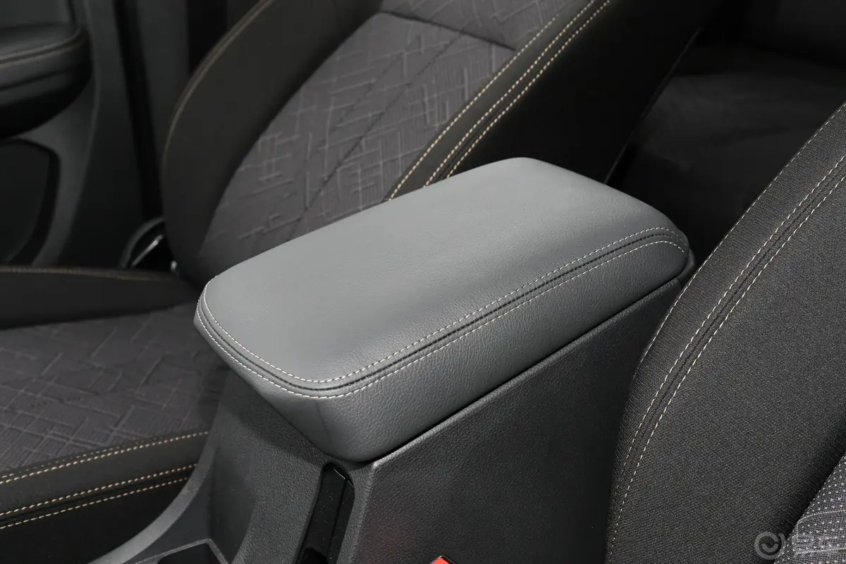 瑞迈2.4T 手动 四驱 加长舒适版 汽油前排中央扶手