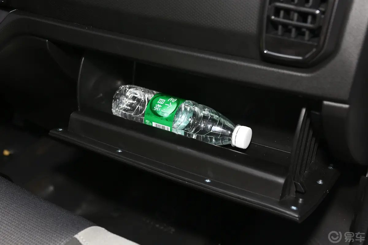 东风小康C561.5L 手动 舒适型Ⅰ手套箱空间水瓶横置