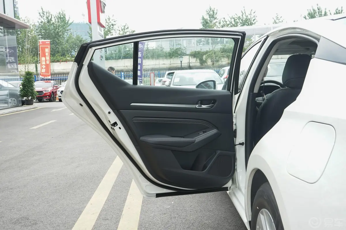 天籁改款 2.0L XL 舒适版驾驶员侧后车门