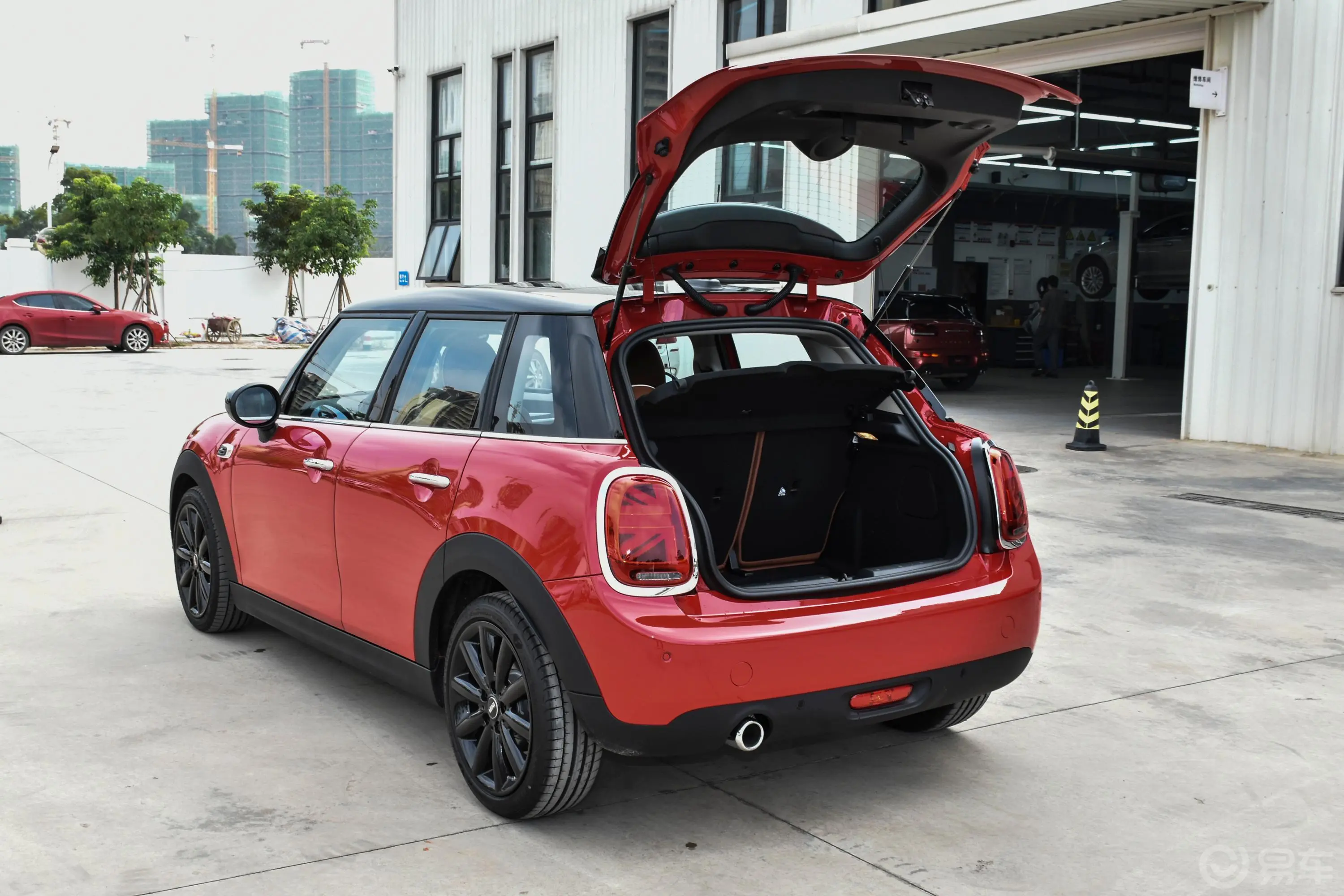 MINI1.5T COOPER 艺术家 五门版后备厢开启45度侧拍