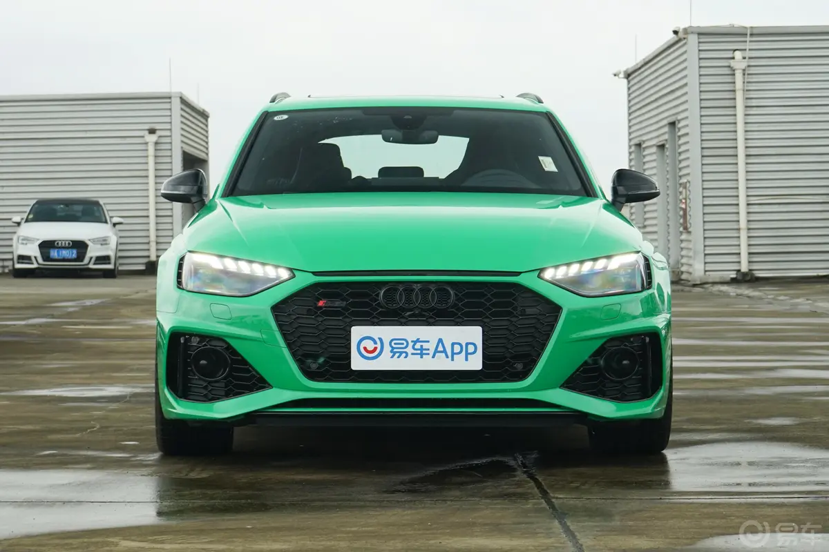 奥迪RS 42.9T Avant 黑曜版正前水平