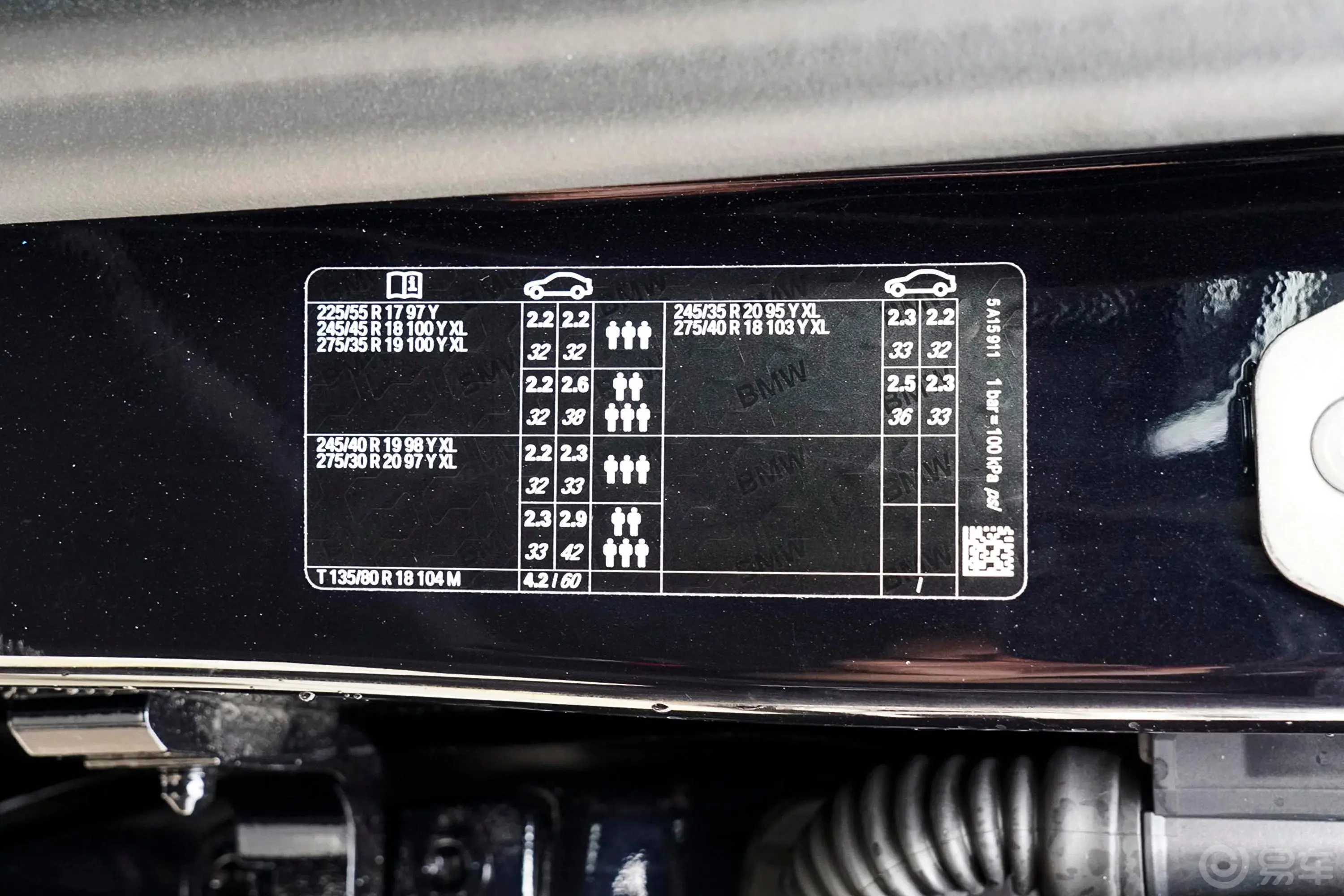 宝马5系(进口)530i 风尚版 M运动套装胎压信息铭牌