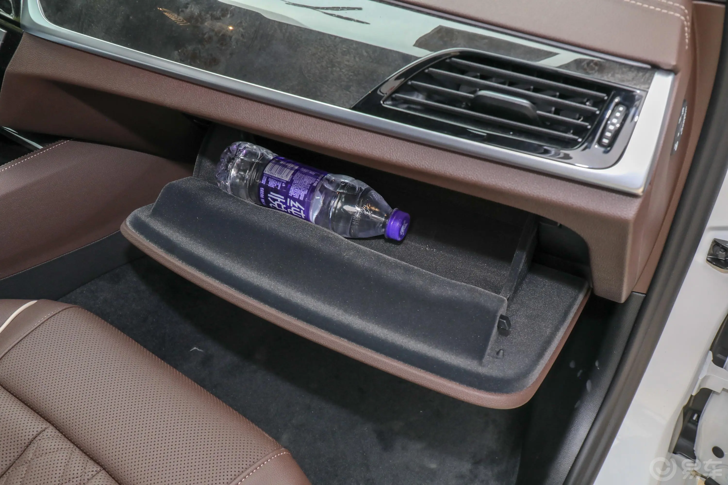 宝马5系525Li M运动套装手套箱空间水瓶横置