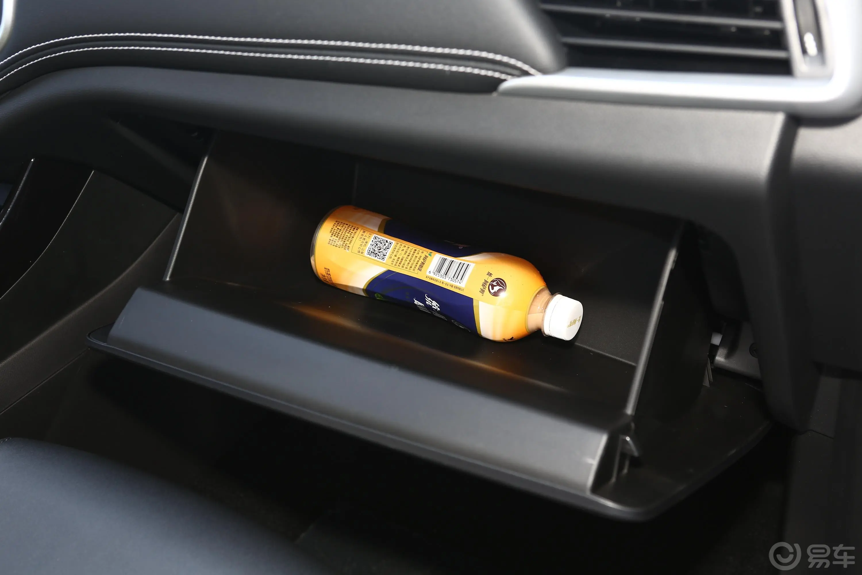 宝骏530全球车周年纪念版 1.5T 手动 豪华型 5座手套箱空间水瓶横置