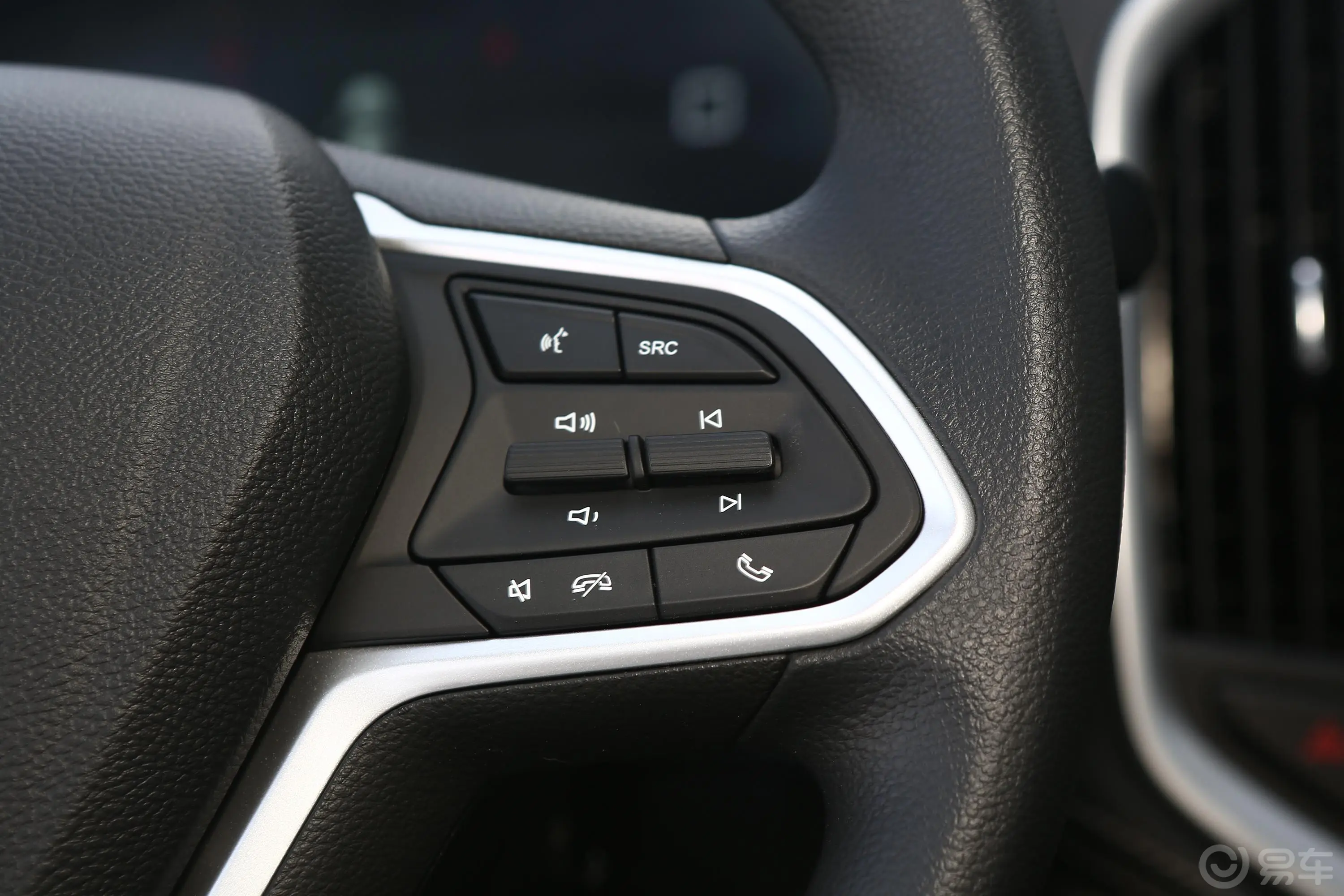 宝骏530全球车周年纪念版 1.5T 手动 豪华型 5座右侧方向盘功能按键