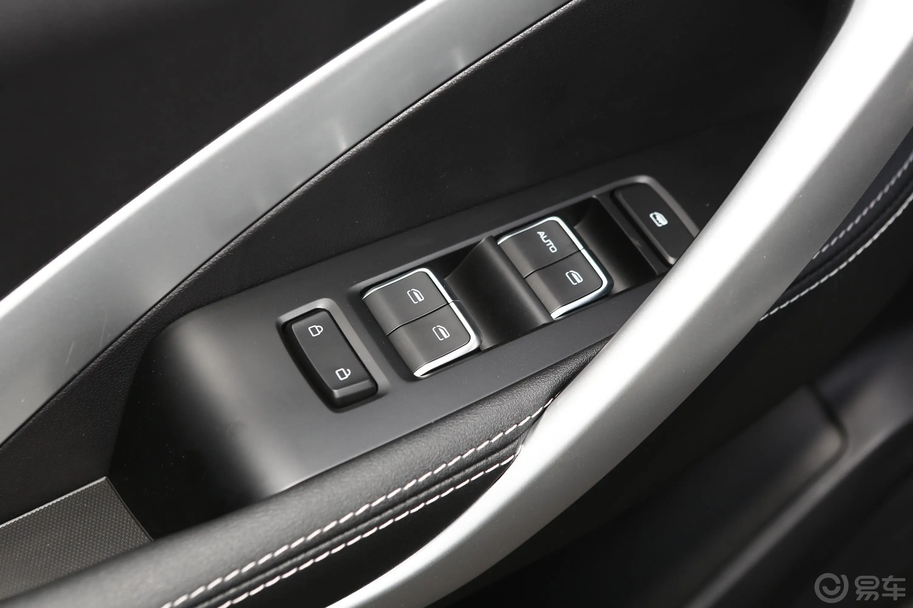 宝骏530全球车周年纪念版 1.5T 手动 尊贵型 7座车窗调节整体