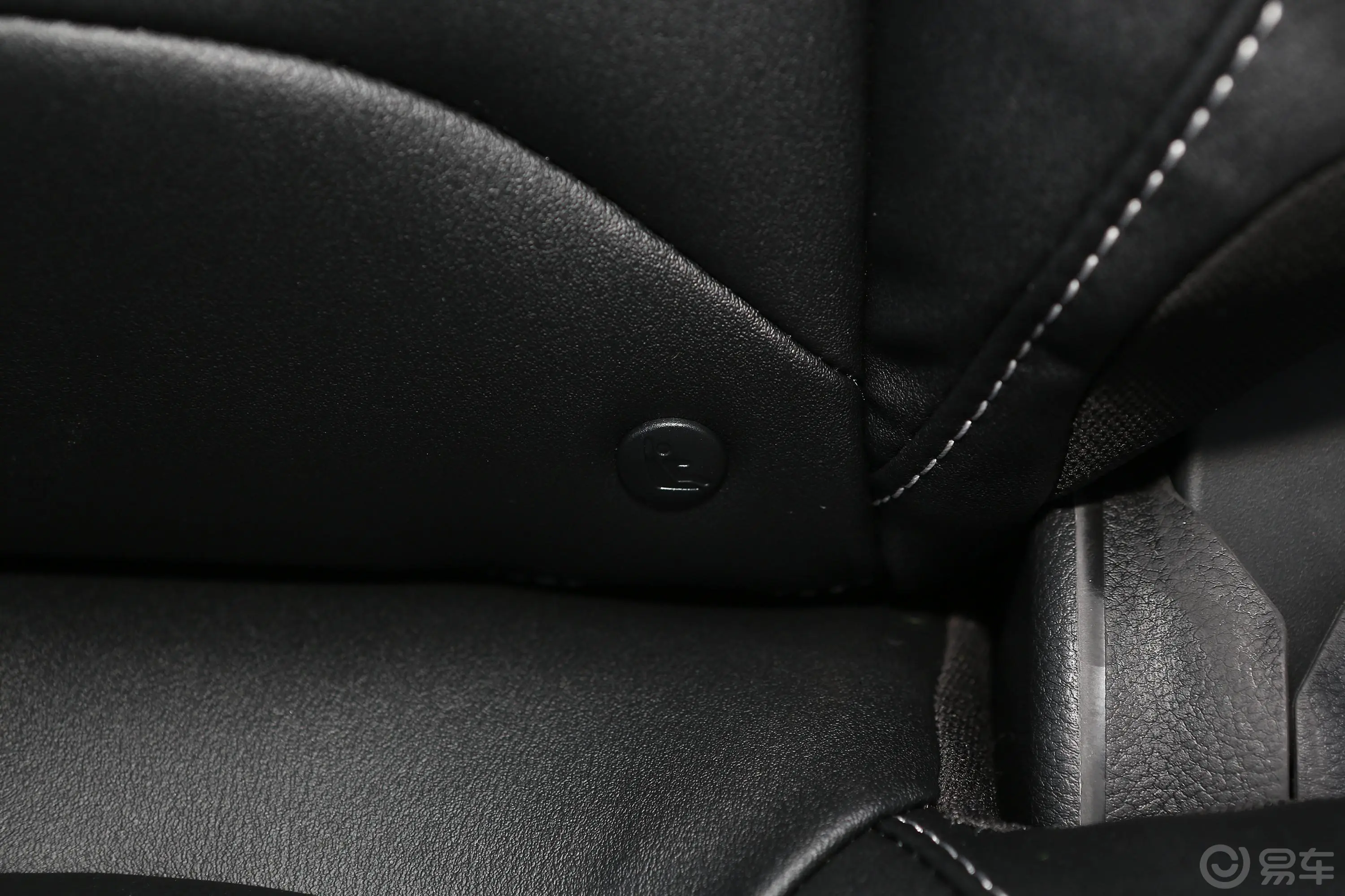 宝骏530全球车周年纪念版 1.5T 手动 尊贵型 7座后排腿部空间