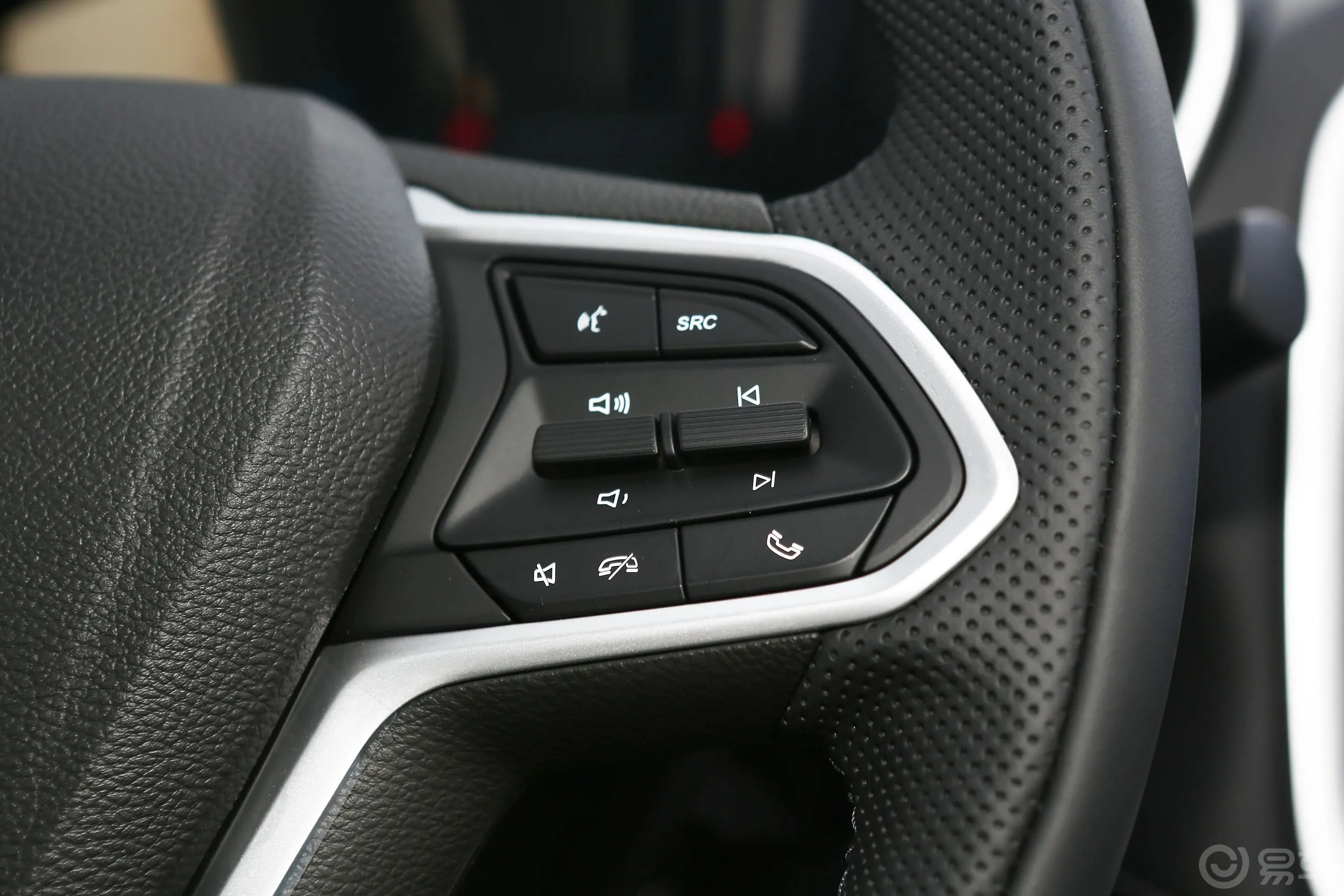 宝骏530全球车周年纪念版 1.5T 手动 尊贵型 7座右侧方向盘功能按键