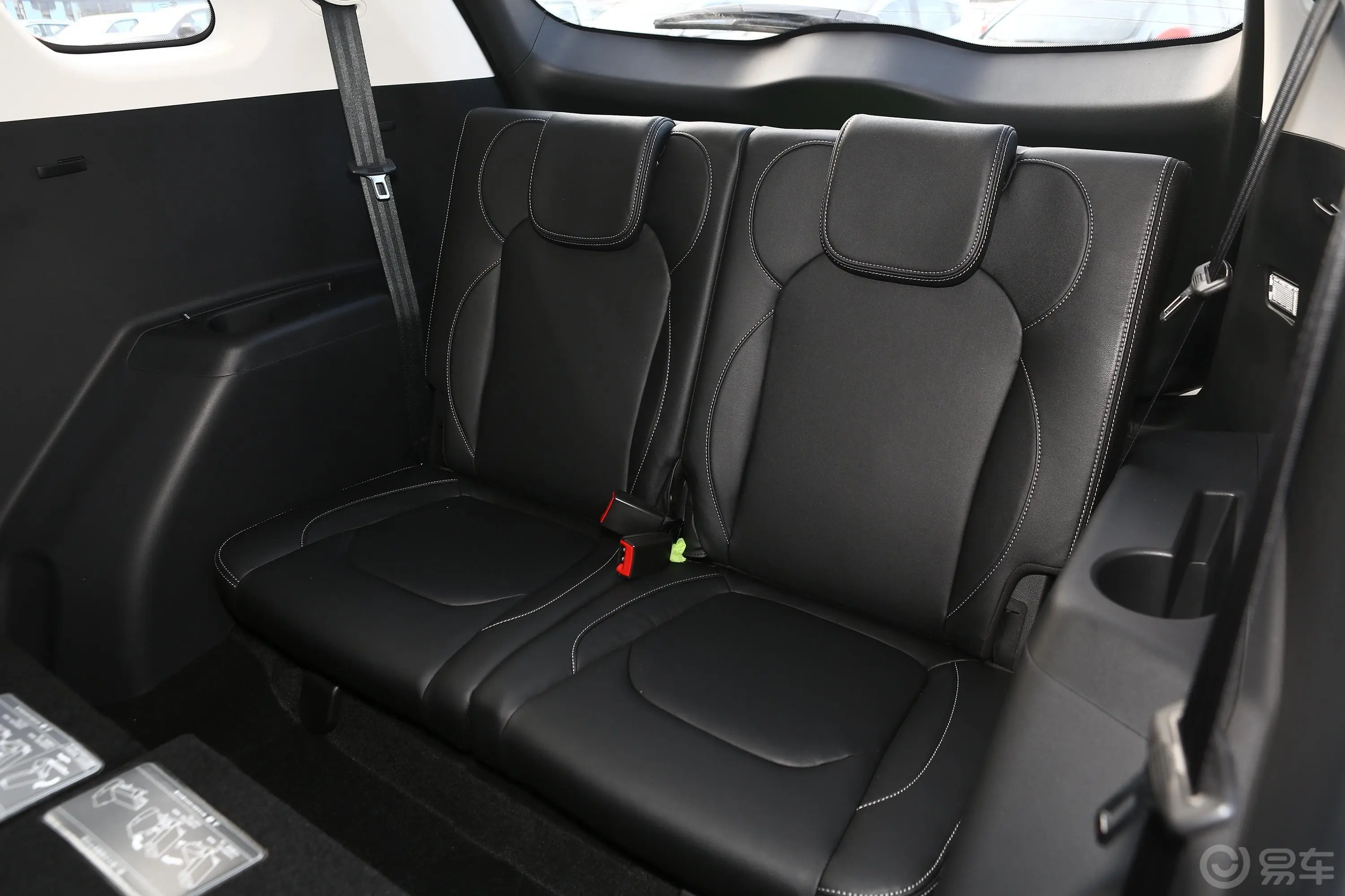 宝骏530全球车周年纪念版 1.5T CVT 尊贵互联型 7座空间