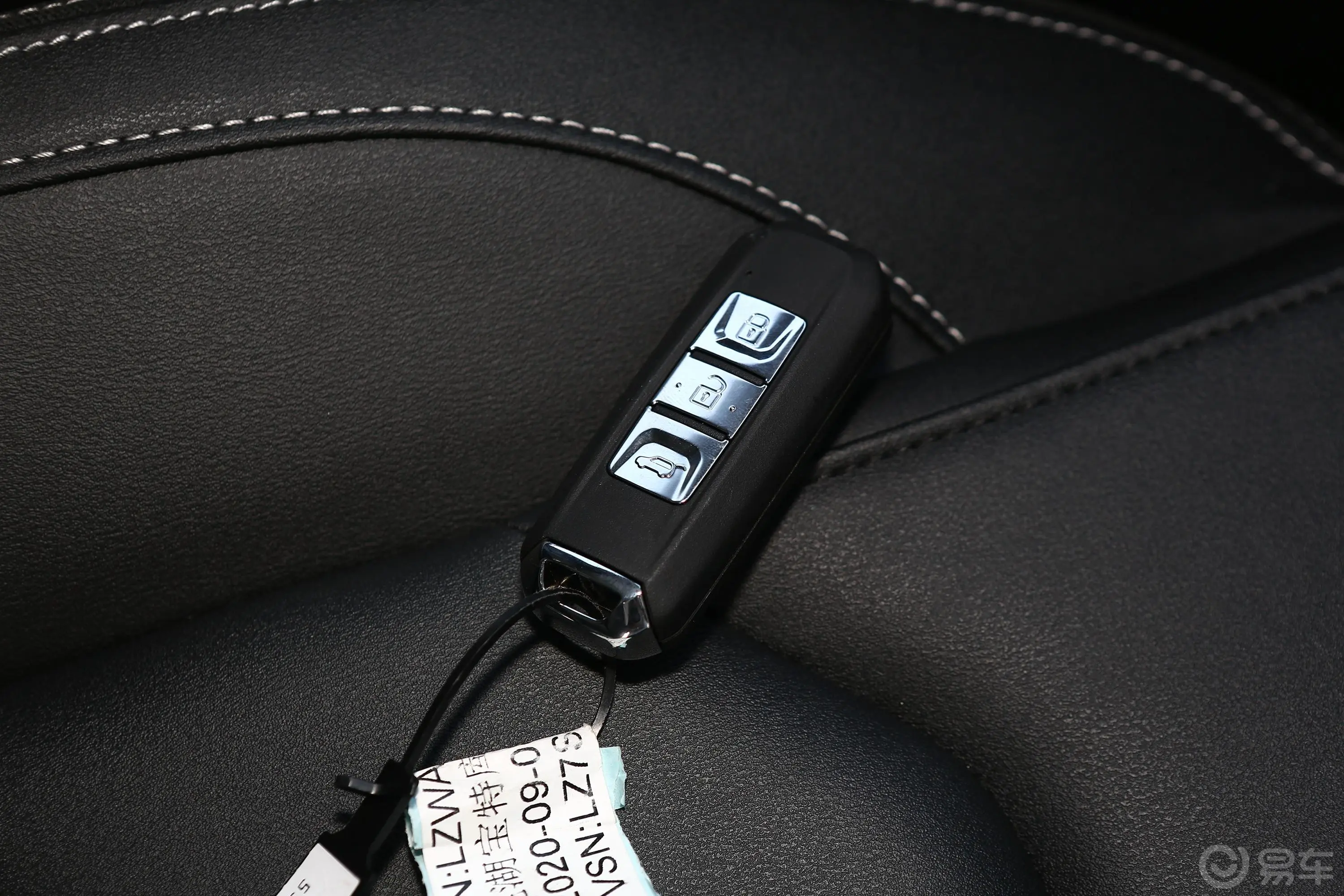 宝骏530全球车周年纪念版 1.5T CVT 尊贵互联型 7座钥匙正面