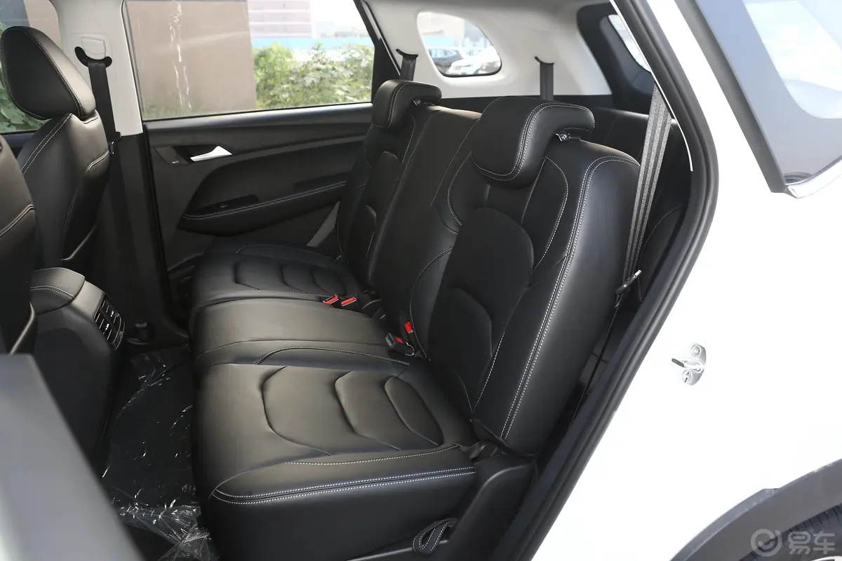 宝骏530全球车周年纪念版 1.5T CVT 尊贵互联型 7座后排座椅