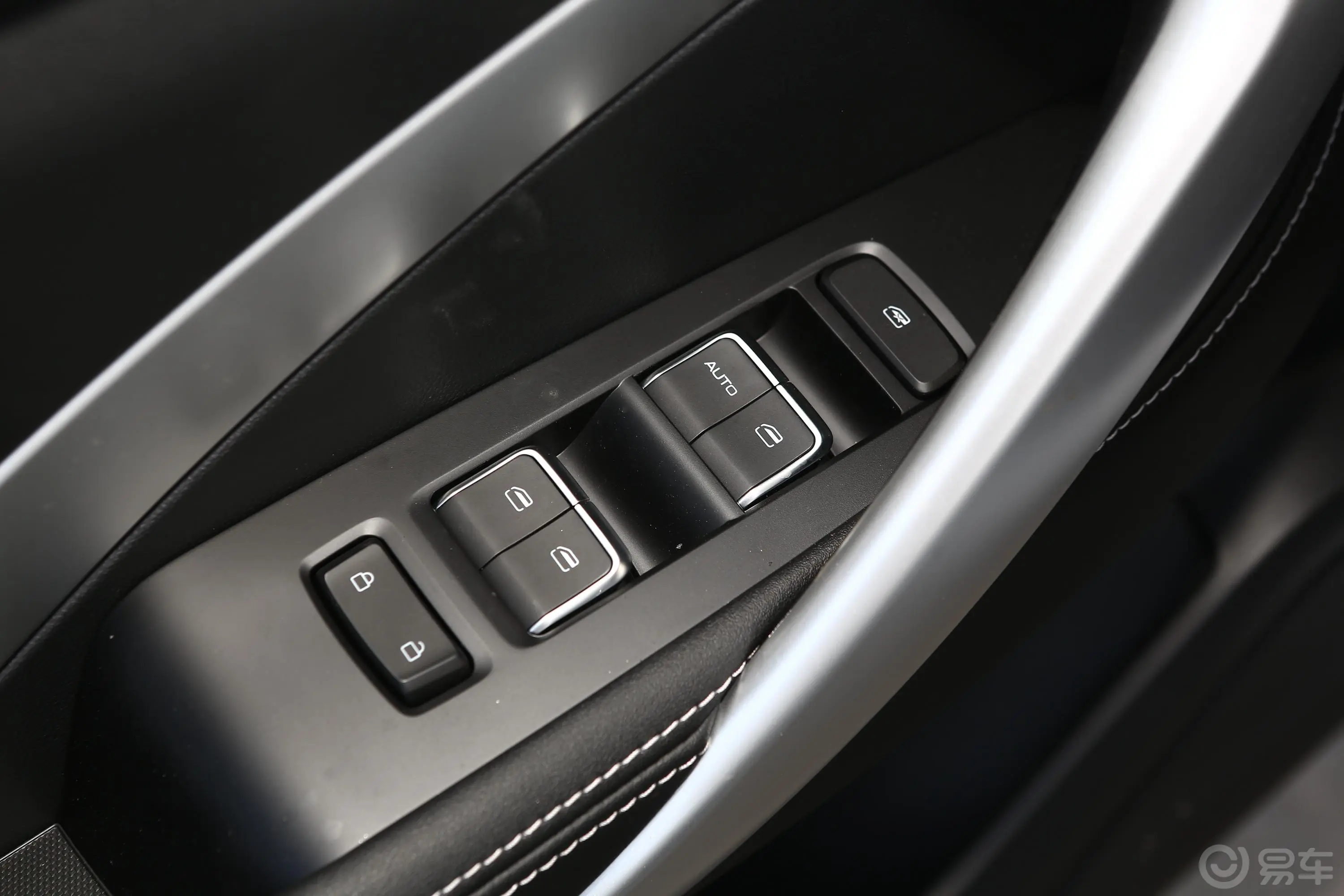 宝骏530全球车周年纪念版 1.5T CVT 尊贵互联型 7座车窗调节整体