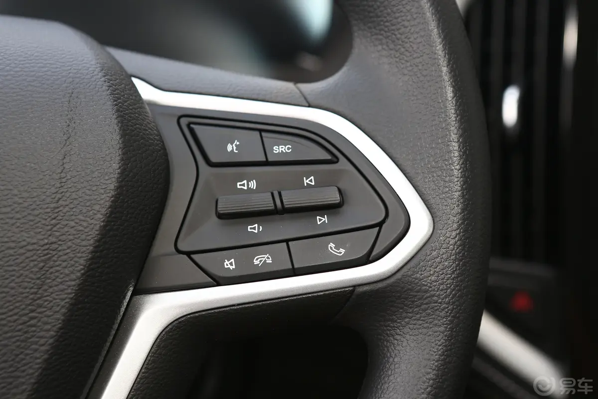 宝骏530全球车周年纪念版 1.5T 手动 豪华型 7座右侧方向盘功能按键