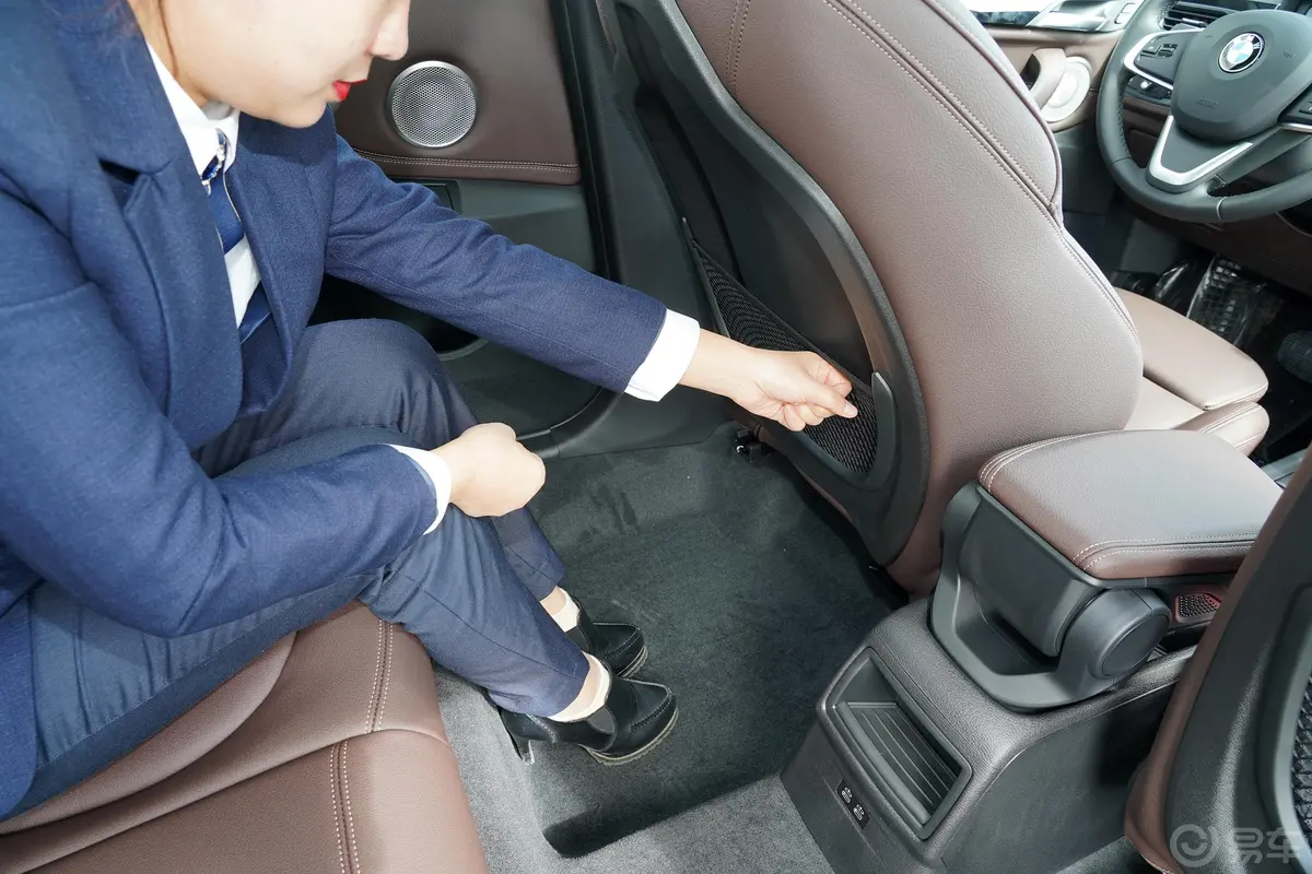 宝马X1sDrive20Li 时尚型后排腿部空间