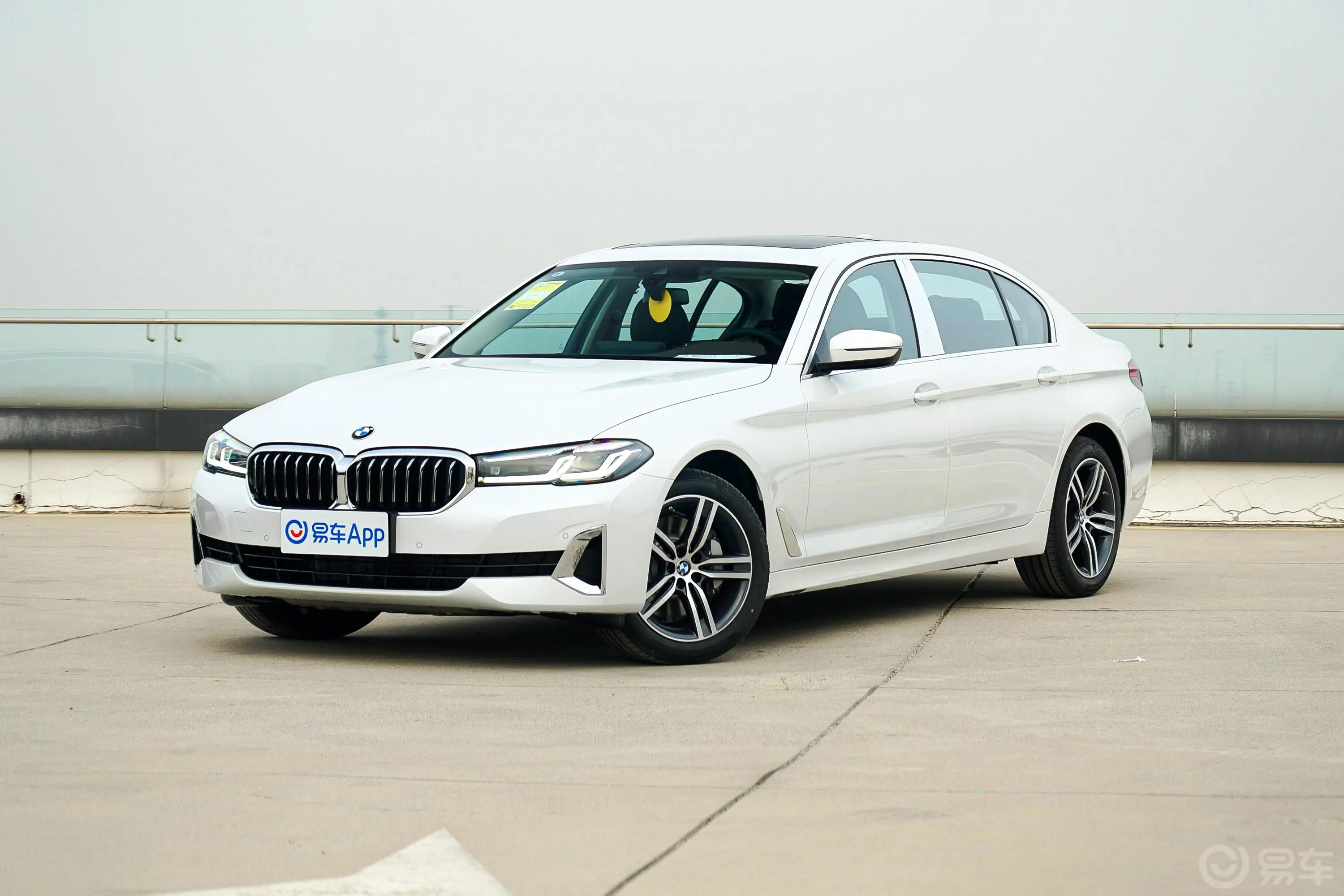 宝马5系530Li xDrive 豪华套装侧前45度车头向左水平