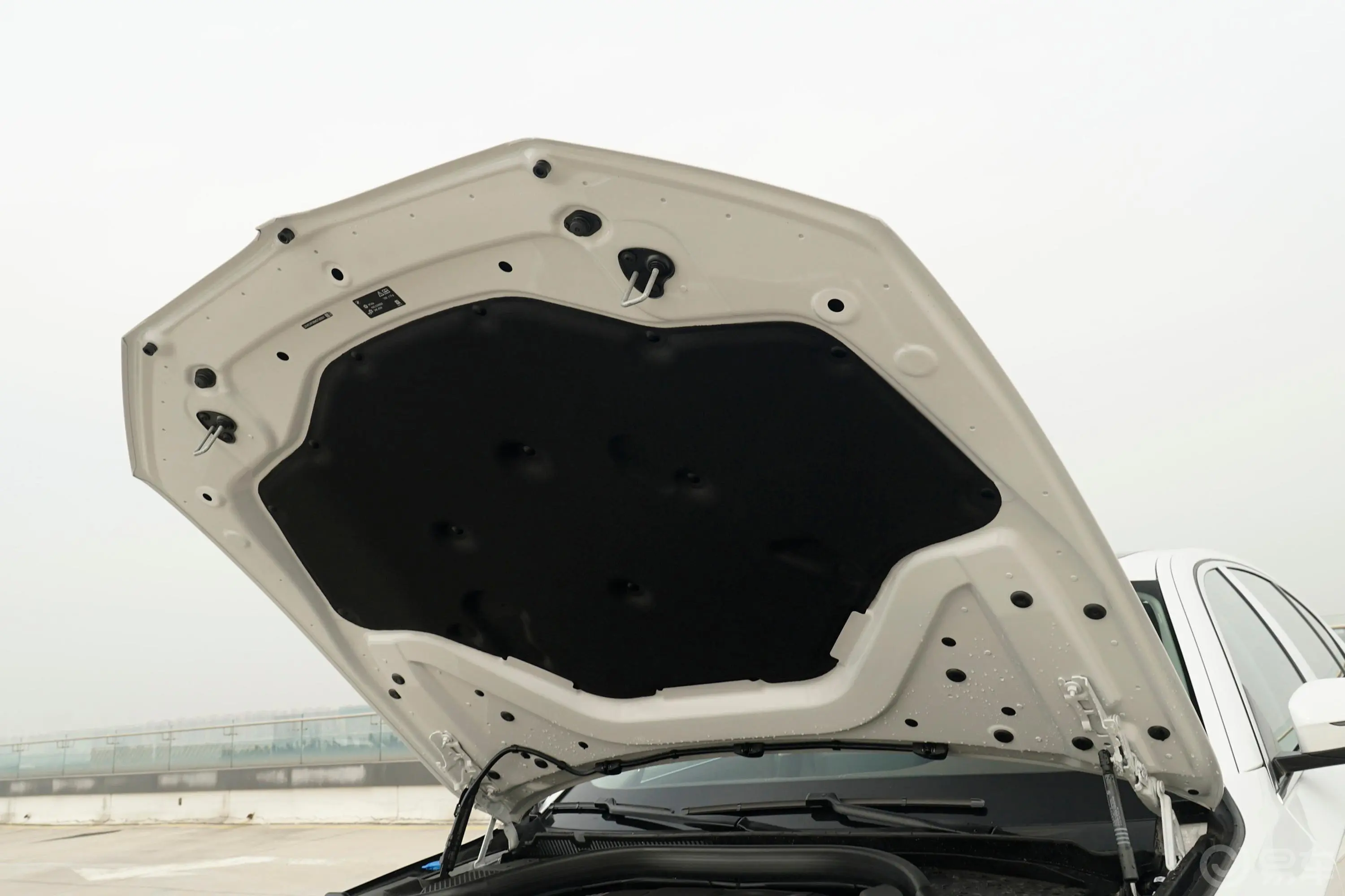 宝马5系530Li xDrive 豪华套装发动机舱盖内侧