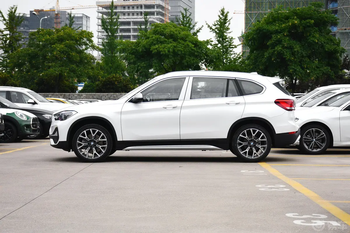 宝马X1xDrive25Li 尊享型正侧车头向左水平