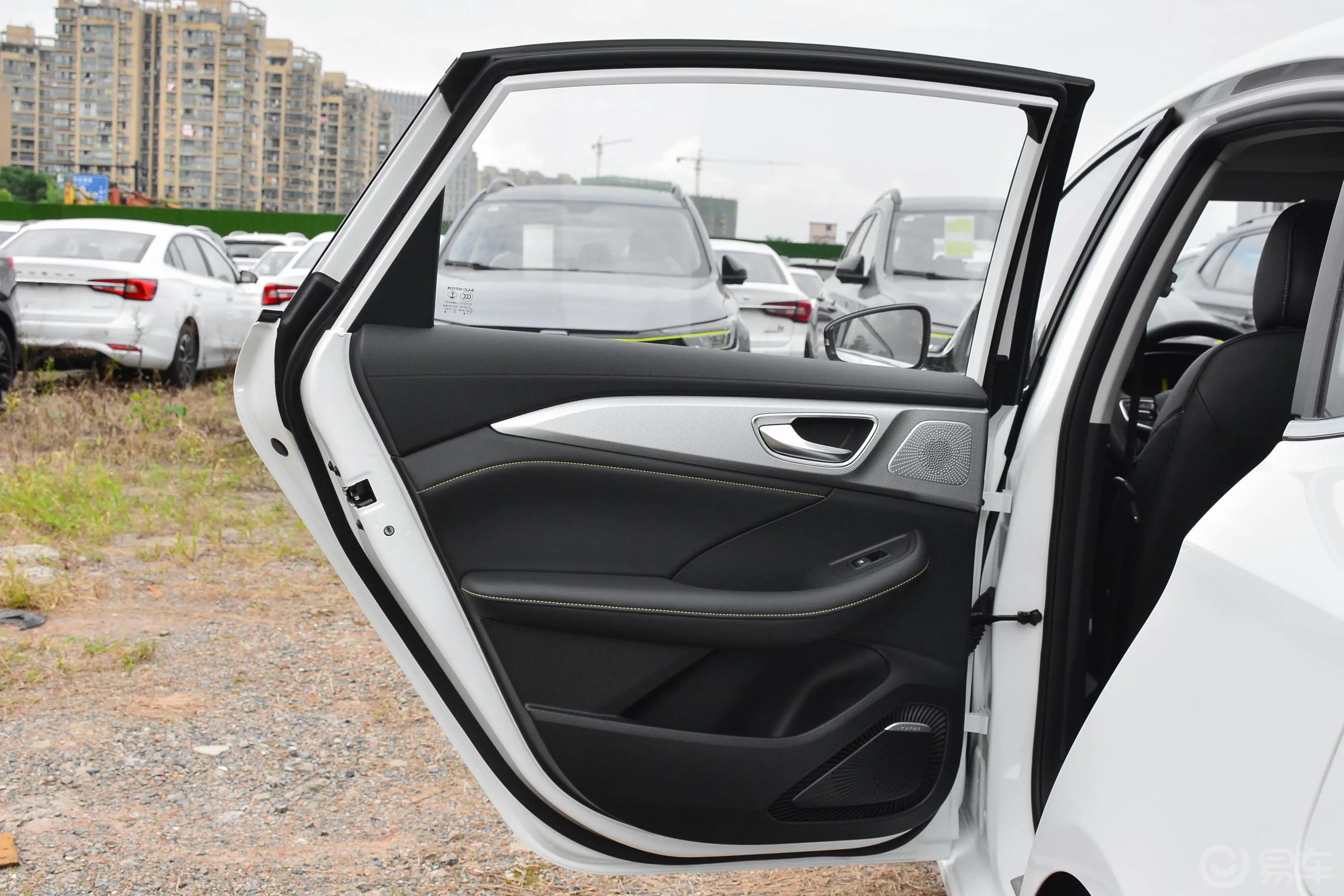 荣威ei6 MAX 插电混动1.5T PHEV爽酷天幕版驾驶员侧后车门
