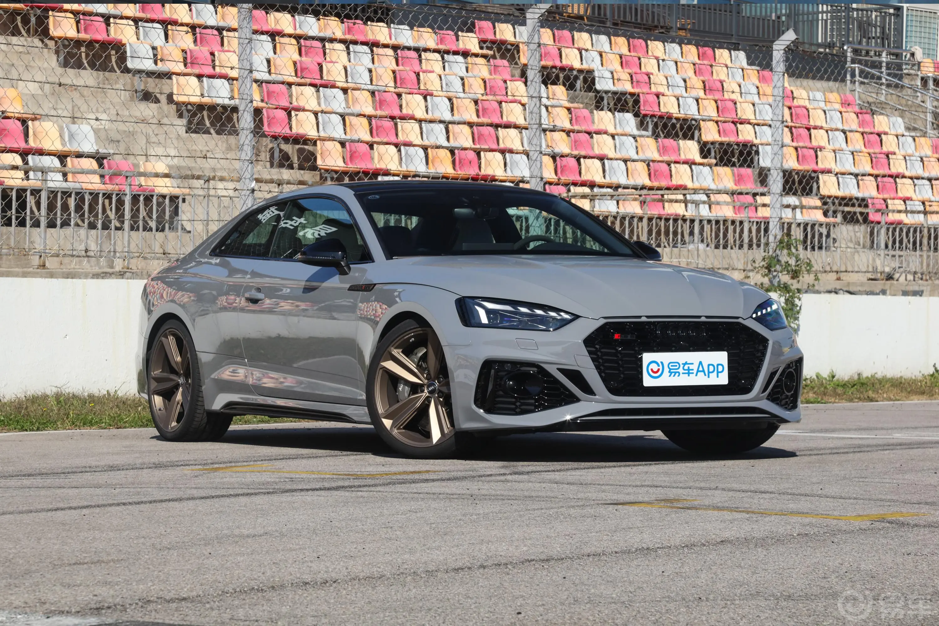 奥迪RS 52.9T Coupe 暗金版侧前45度车头向右水平