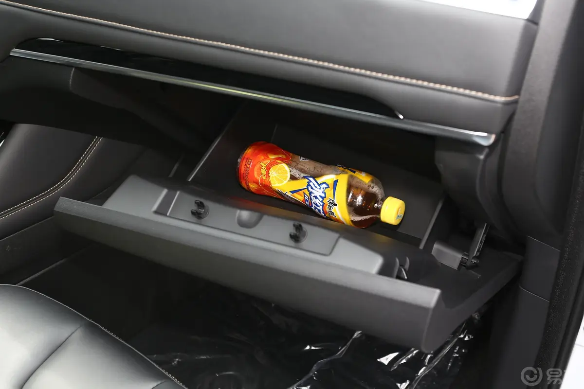 长安欧尚科赛Pro1.5T 自动 豪华型手套箱空间水瓶横置