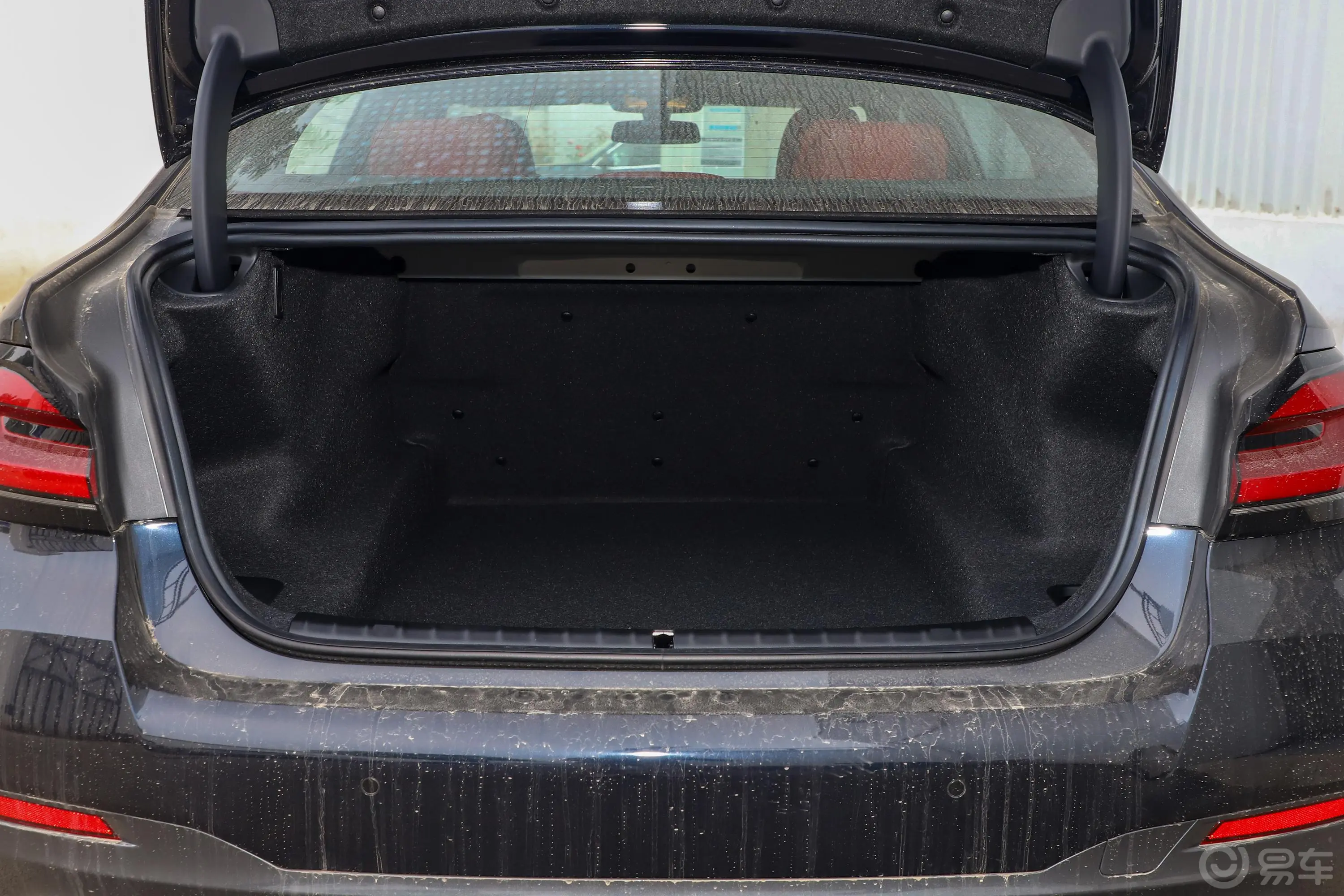宝马5系530Li xDrive M运动套装后备厢空间特写