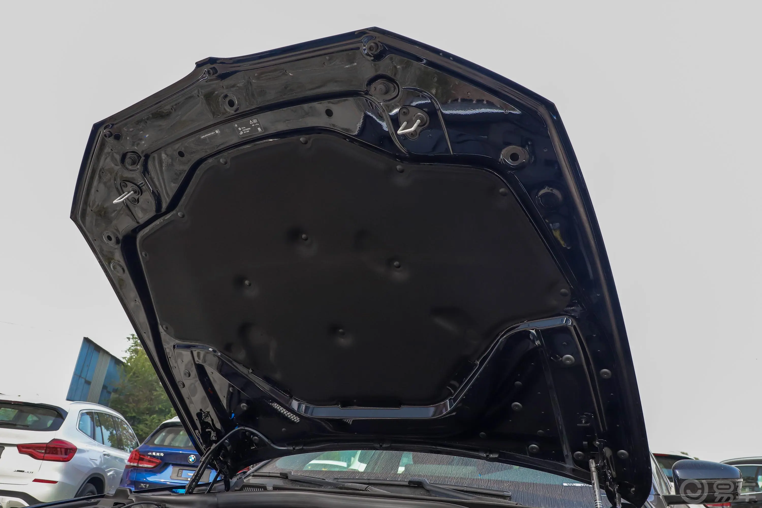 宝马5系530Li xDrive M运动套装发动机舱盖内侧