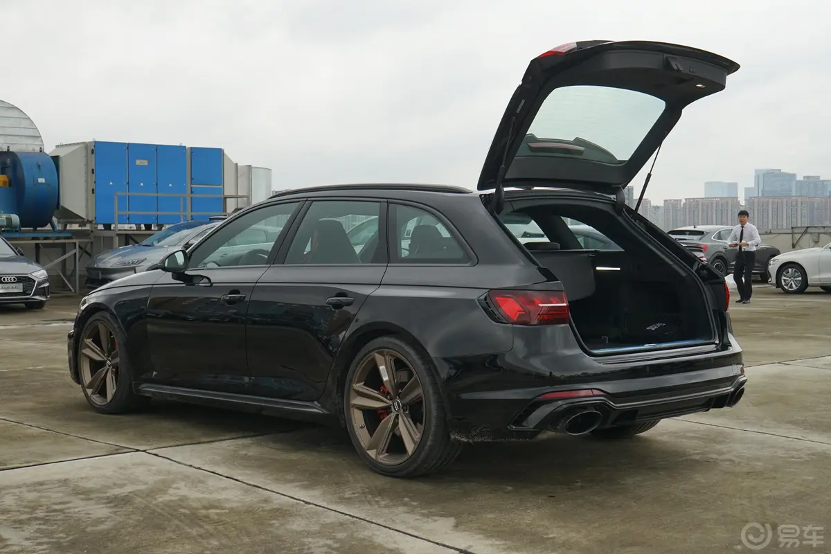 奥迪RS 42.9T Avant 暗金版空间