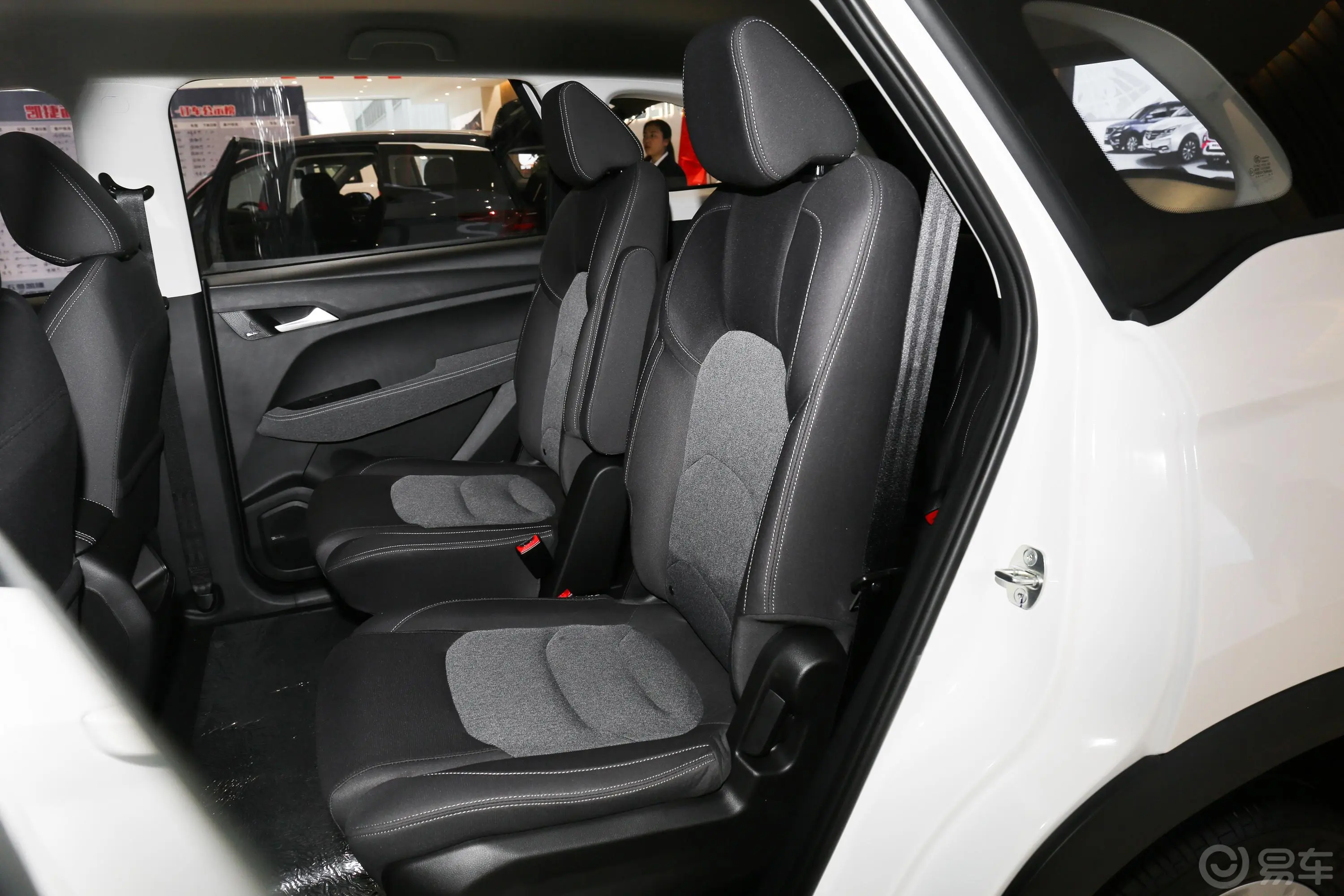 宝骏530全球车周年纪念版 1.5T 手动 舒适型 6座空间