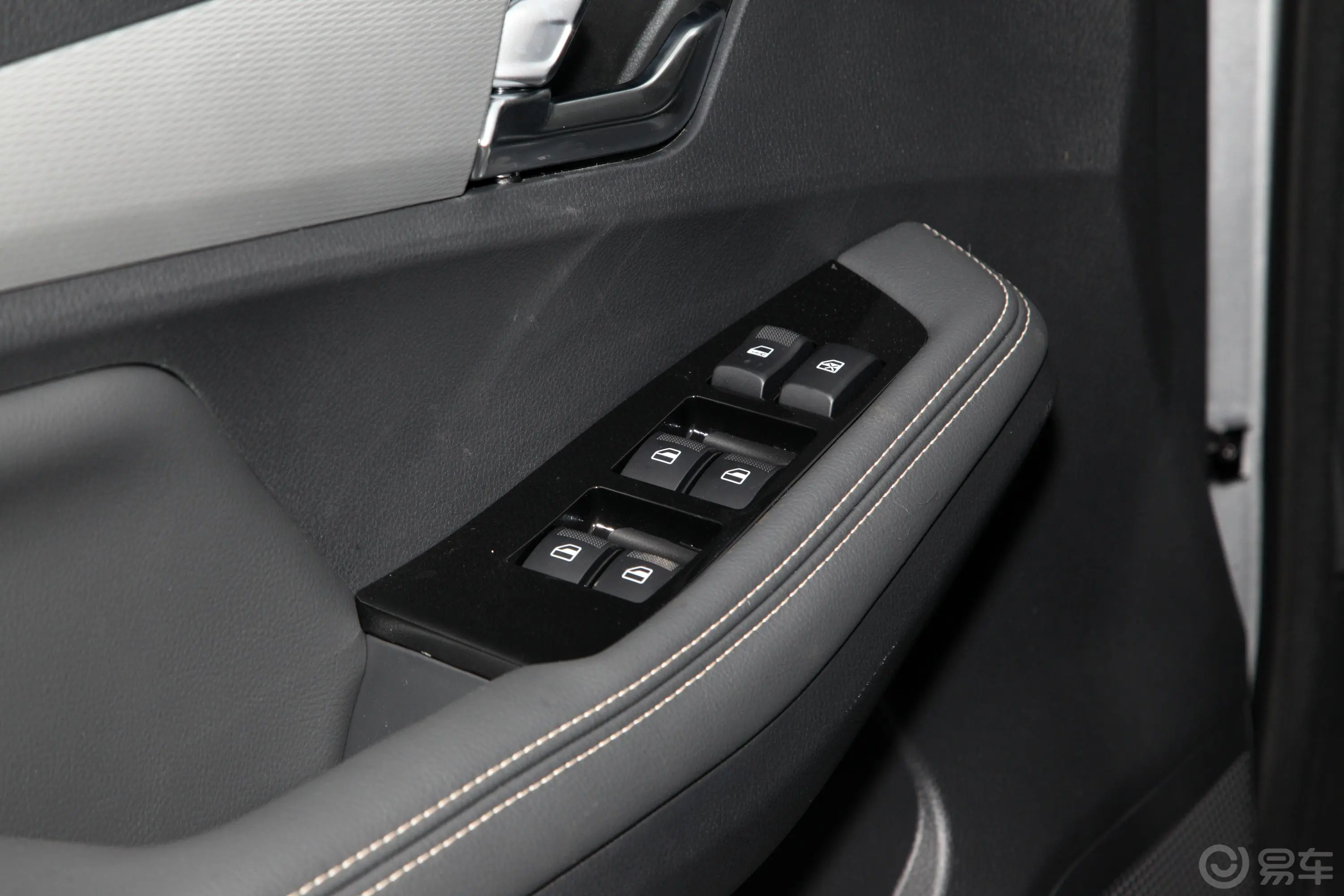 瑞迈2.8T 手动 两驱 标轴舒适版 柴油车窗调节整体