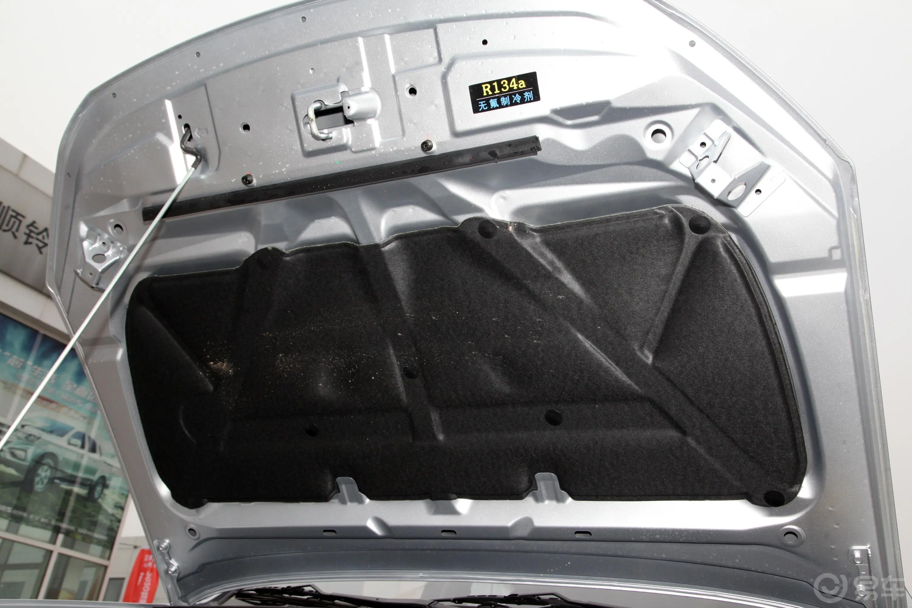 瑞迈2.8T 手动 两驱 标轴舒适版 柴油发动机舱盖内侧