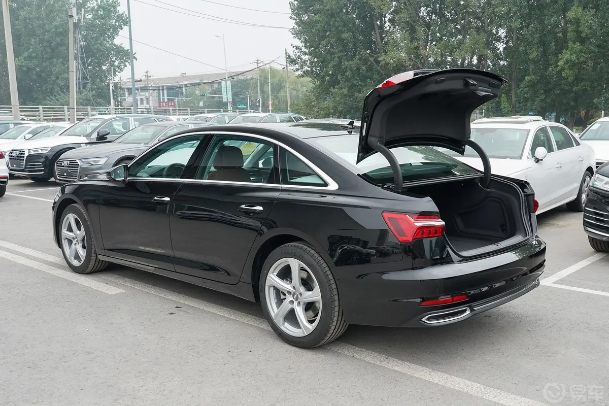 奥迪A6L45 TFSI quattro 臻选致雅型后备厢开启45度侧拍