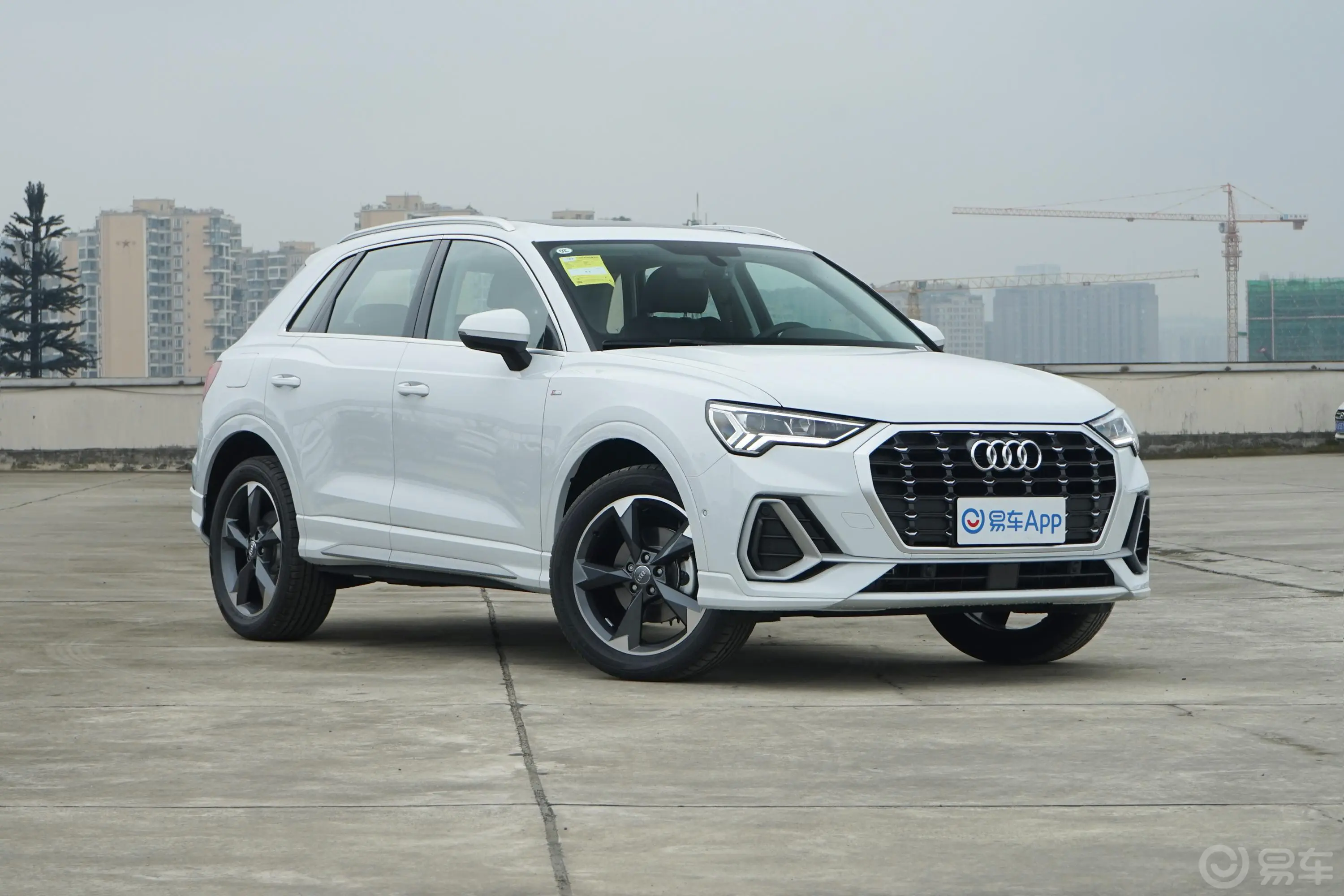 奥迪Q335 TFSI 时尚动感型前格栅侧俯拍