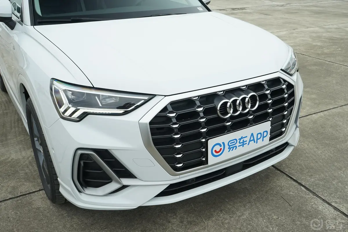 奥迪Q335 TFSI 时尚动感型前格栅侧俯拍