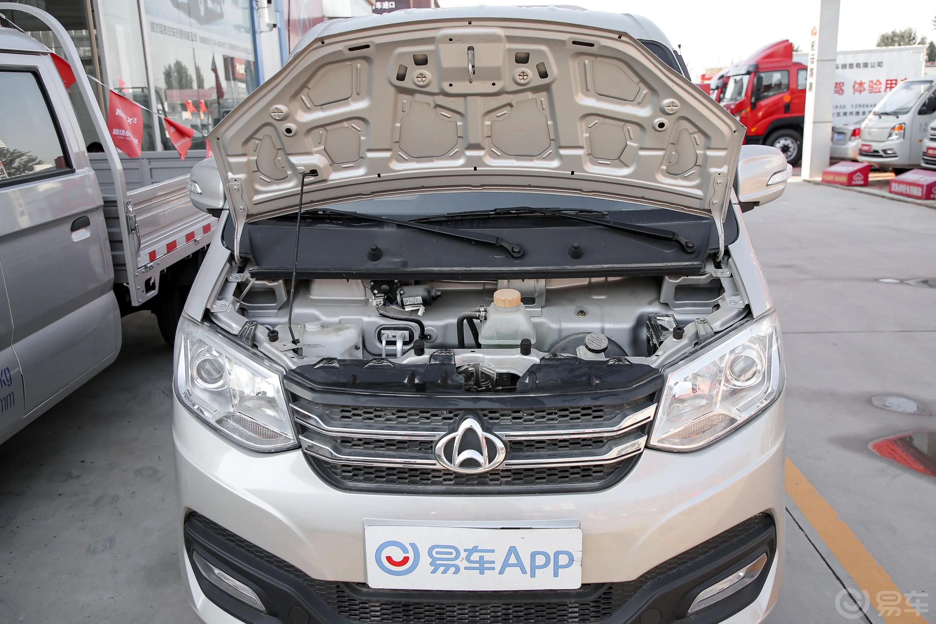 跨越王X1载货汽车N1 1.2L 双排双后轮 舒适版(5.46米) SC1034XAS6B2 汽油 国VI发动机舱整体