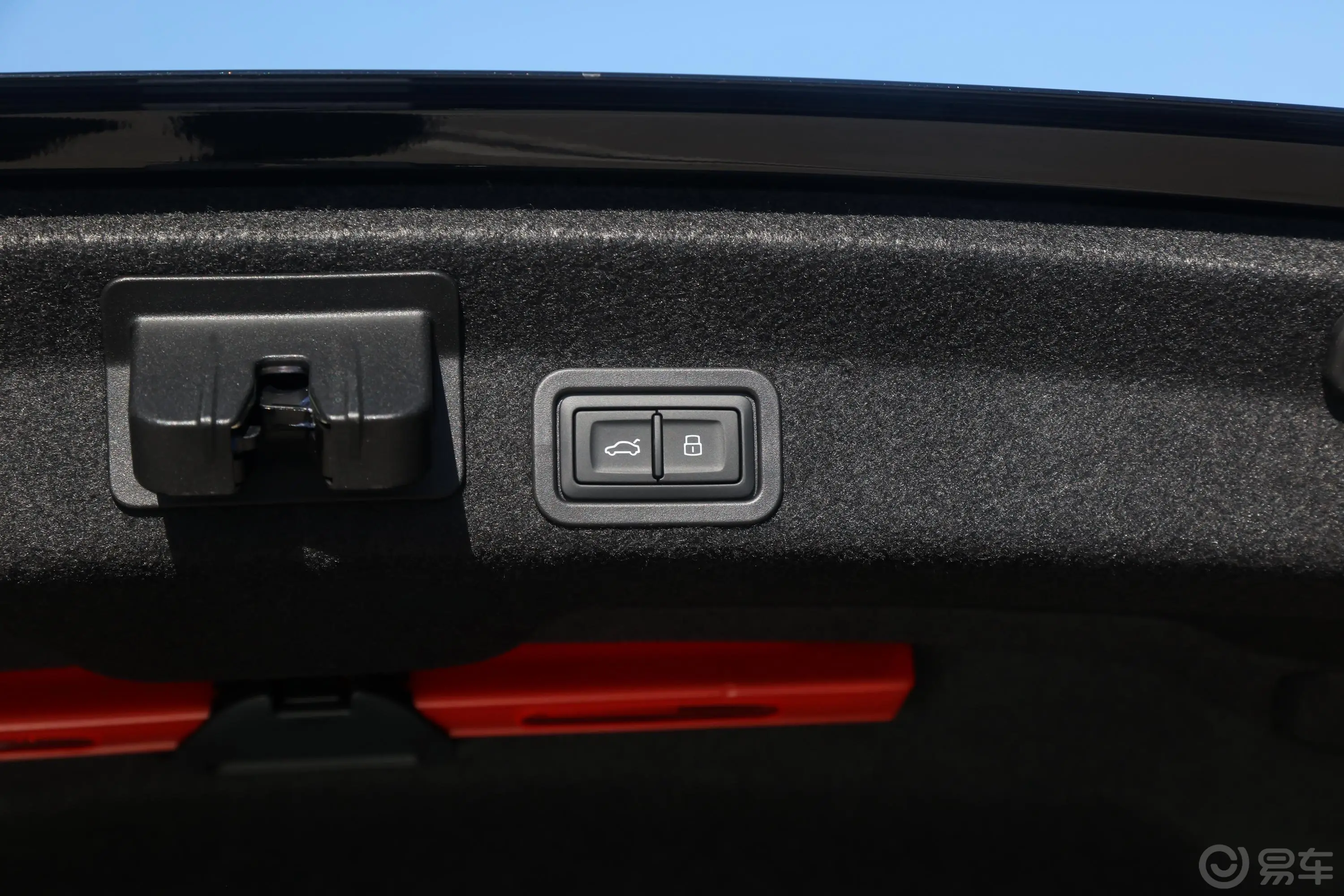 奥迪A6L55 TFSI quattro 尊享动感型电动尾门按键（手动扶手）