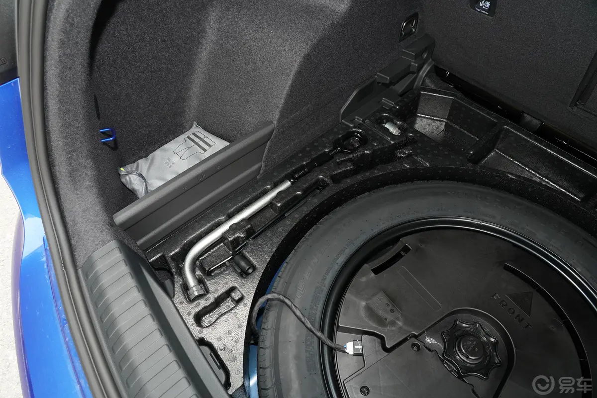 奥迪Q335 TFSI 进取致雅型随车工具