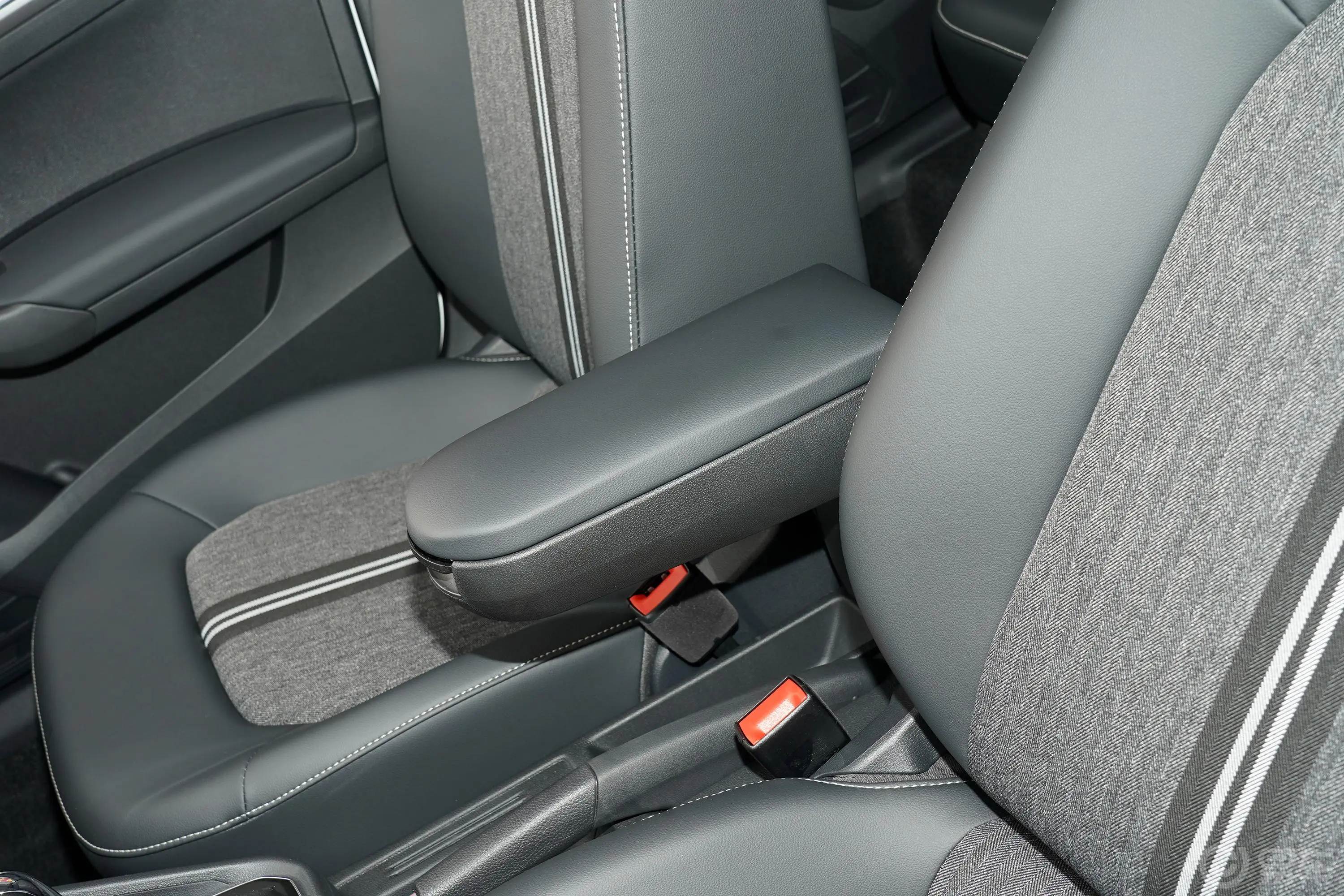 桑塔纳1.5L 自动 舒适版前排中央扶手