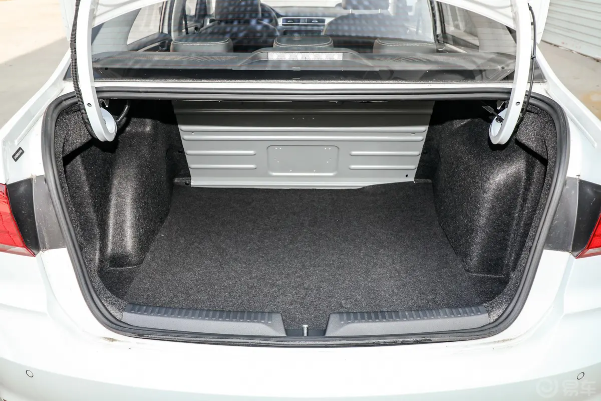 桑塔纳1.5L 手动 舒适版后备厢空间特写