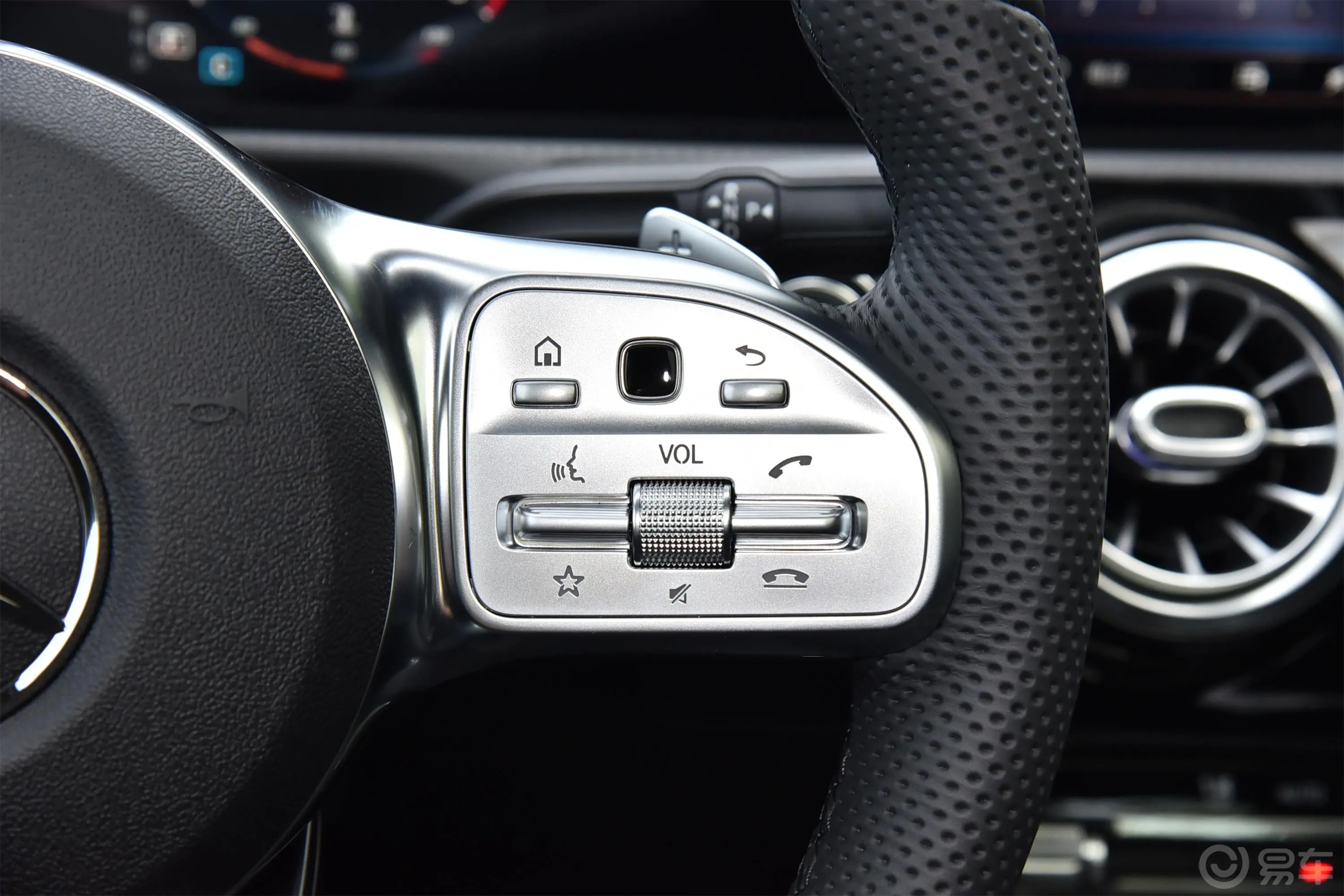 奔驰A级A 200 L 运动轿车时尚型右侧方向盘功能按键
