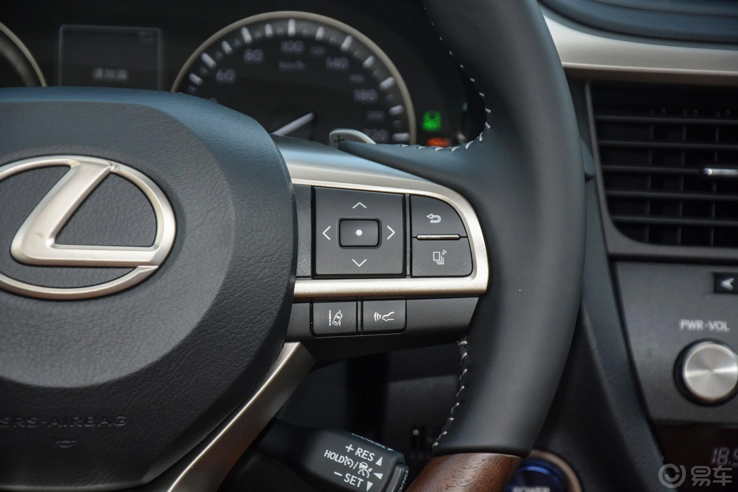 雷克萨斯RX改款 450hL 豪华版 7座右侧方向盘功能按键