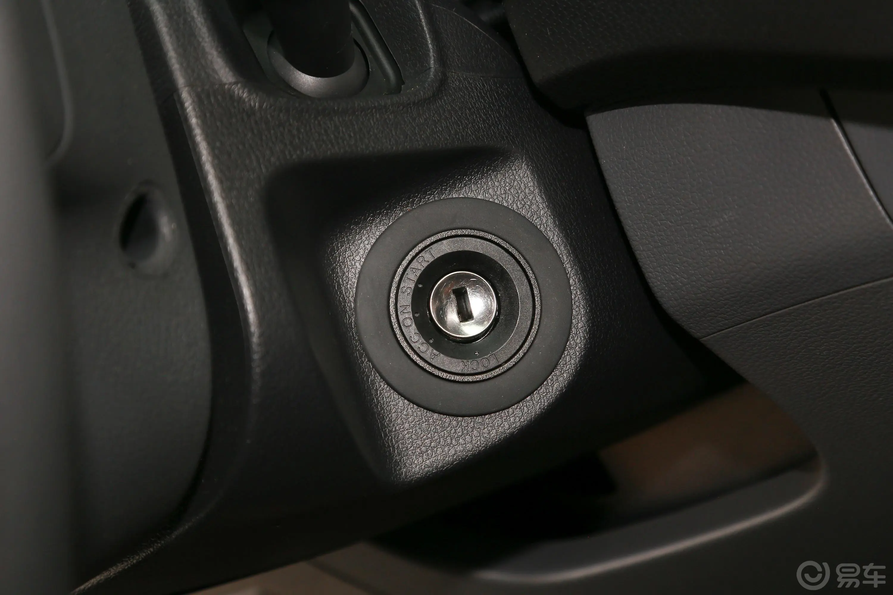 大通T702.0T 手动两驱双排长厢舒适版 柴油钥匙孔或一键启动按键