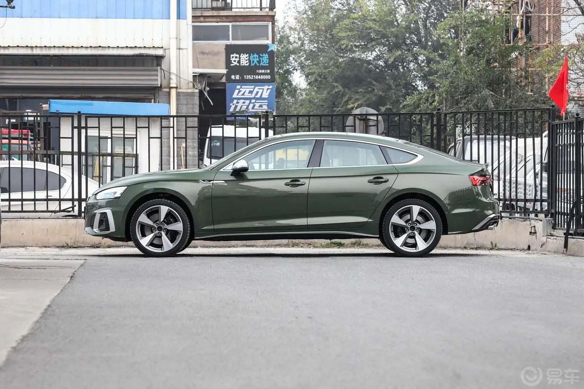 奥迪S53.0T Sportback正侧车头向左水平