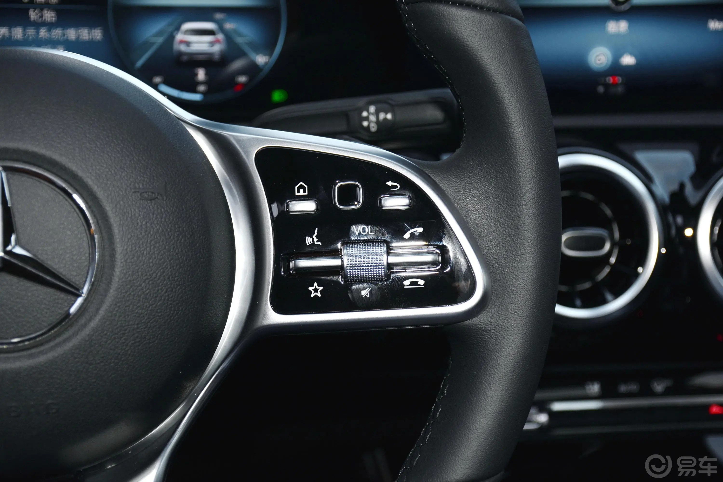 奔驰A级A 200 L 运动轿车动感型右侧方向盘功能按键