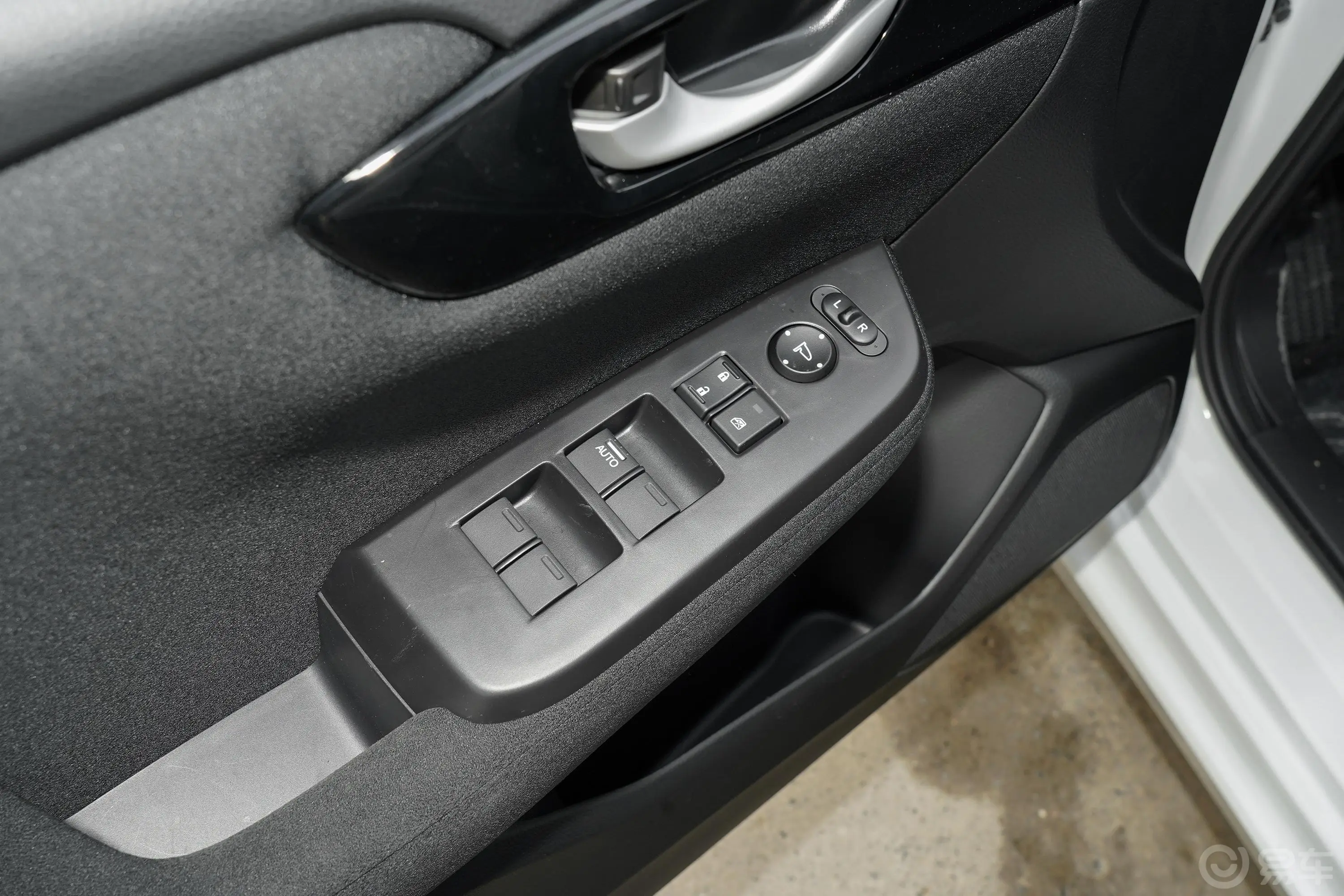 享域锐·混动 1.5L E-CVT 净适版车窗调节整体